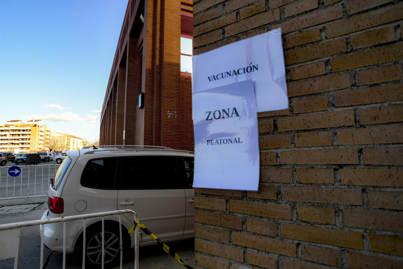 Fotos: así ha sido el inicio de la vacunación masiva del personal educativo de Granada