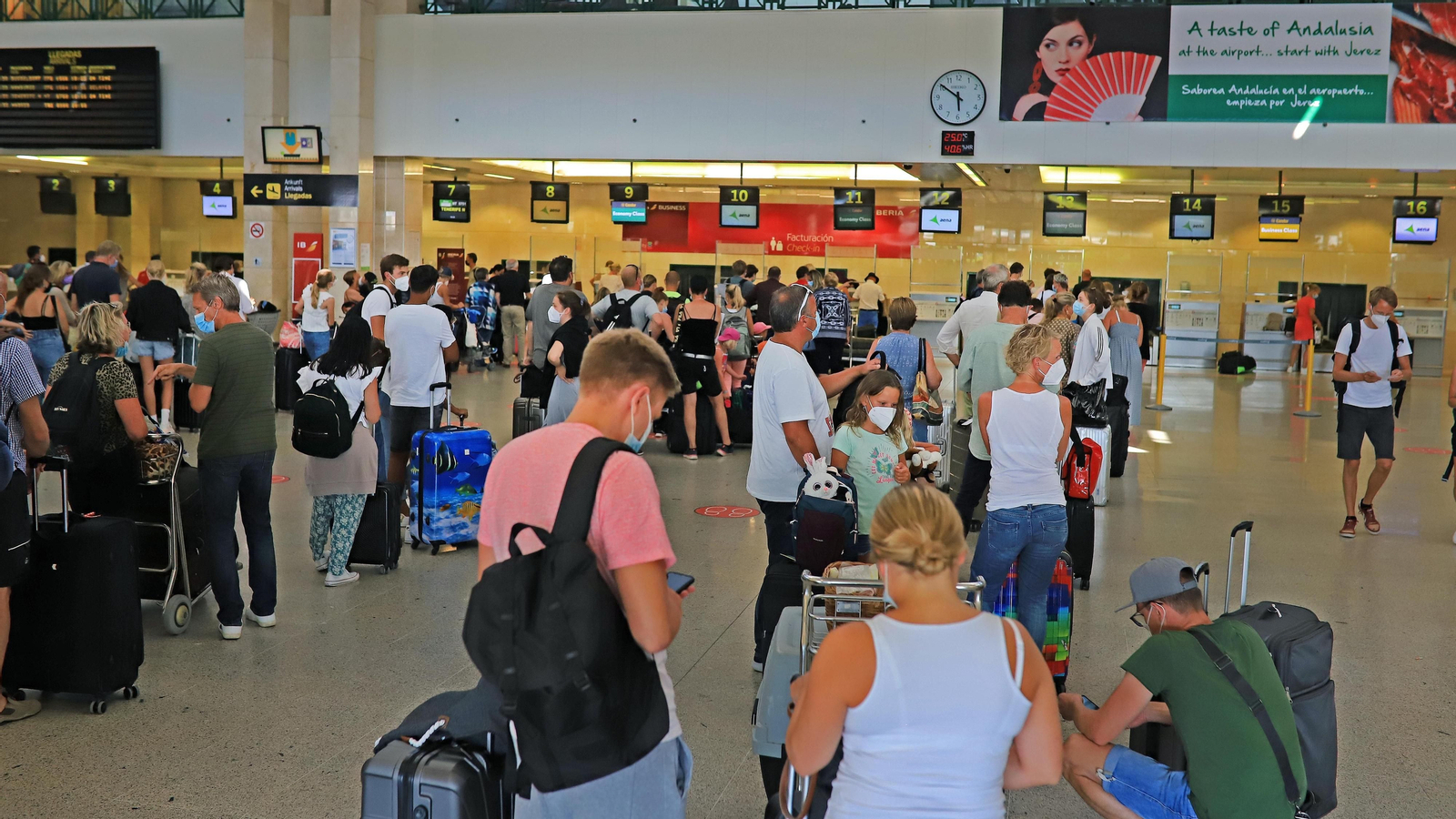 Una imagen de la terminal de salidas del aeropuerto captada ayer viernes por la tarde.