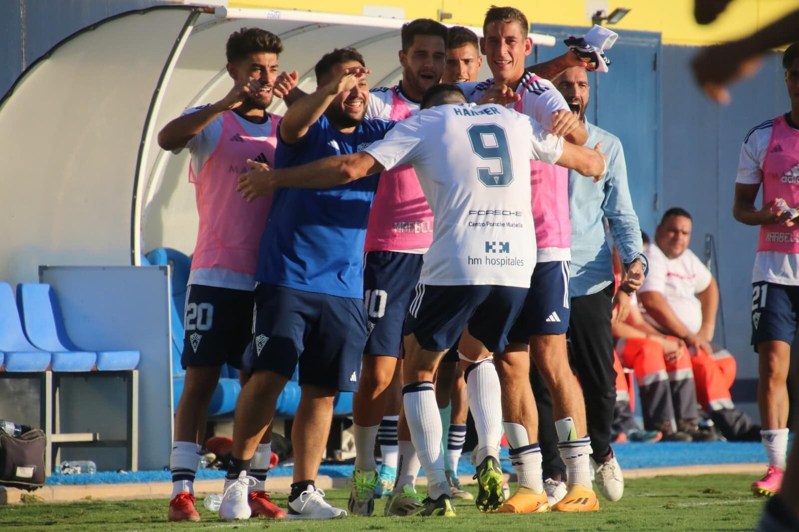 Jugadores del Marbella celebran uno de los goles de su triunfo sobre el Mirandilla