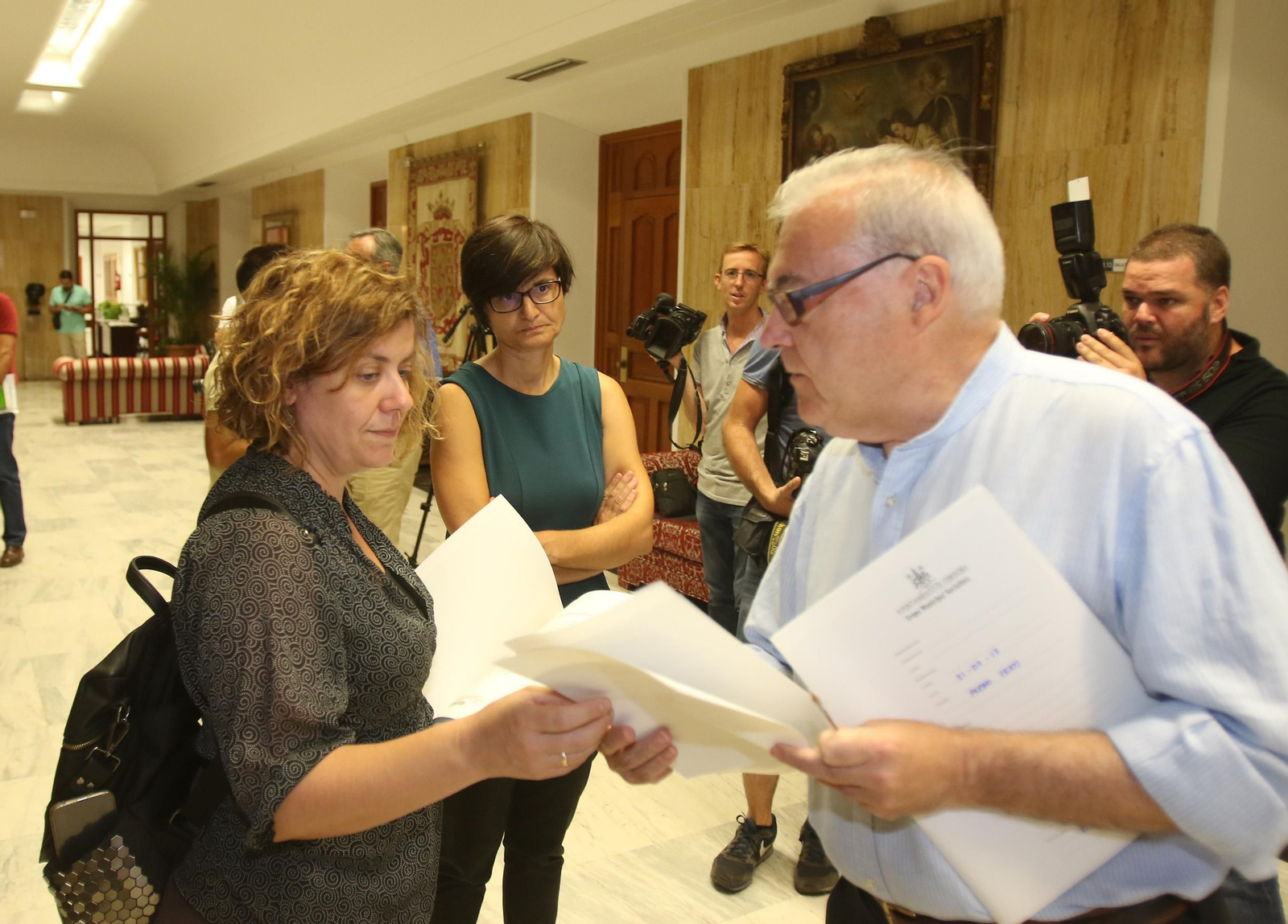 La teniente de alcalde de Hacienda, Alba Doblas, y el teniente de alcalde de Presidencia, Emilio Aumente, intercambian documentos.