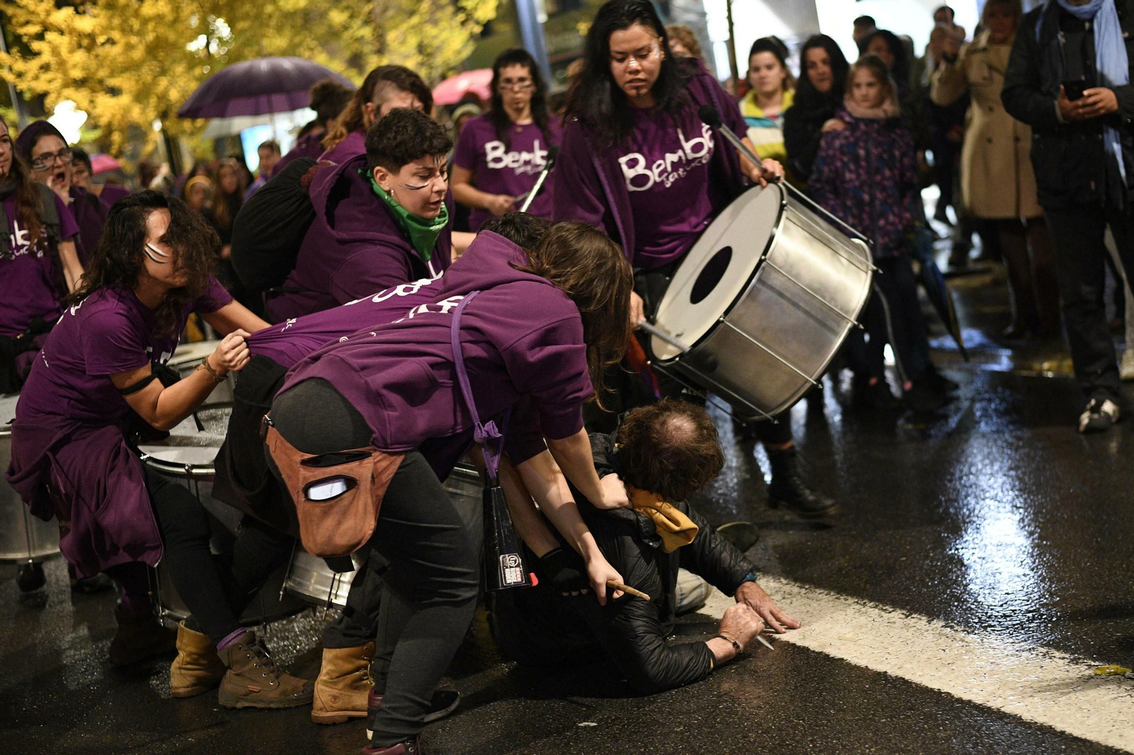Puesto en libertad el hombre que irrumpió con una navaja en la manifestación del 25-N de Granada