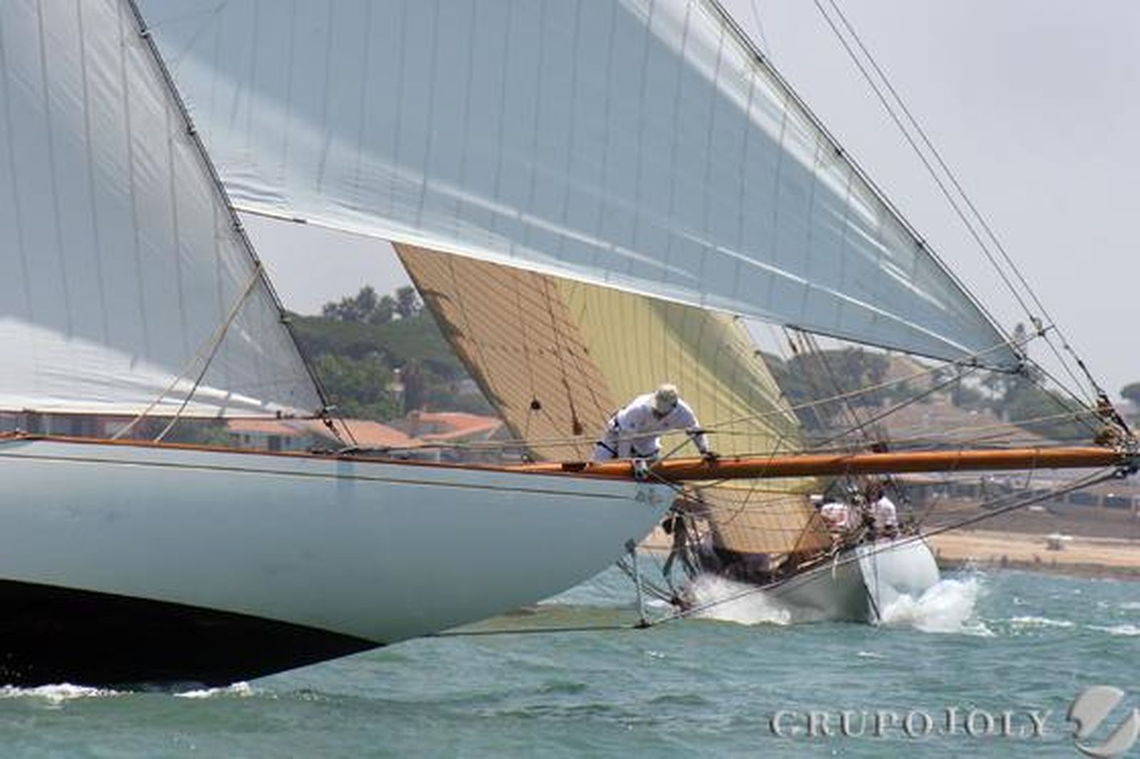 Imagen de la proa del barco Hispania con el Tuiga al fondo

Foto: J.D. Corzo