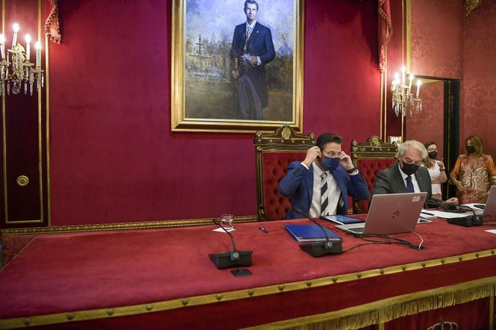 Luis Salvador y José Antonio Huertas, durante el pleno.