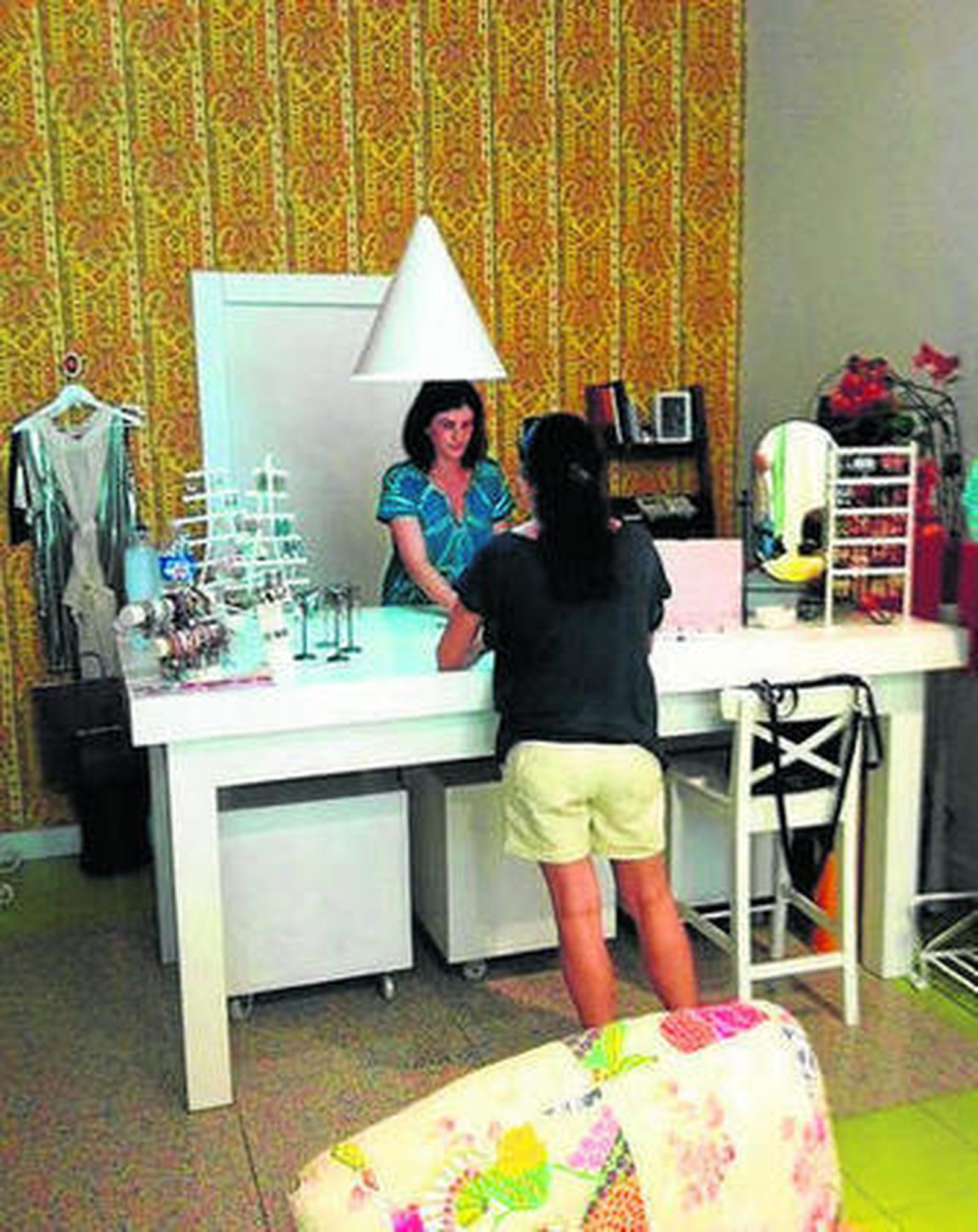 Mª José Berenguel atiende a una clienta.