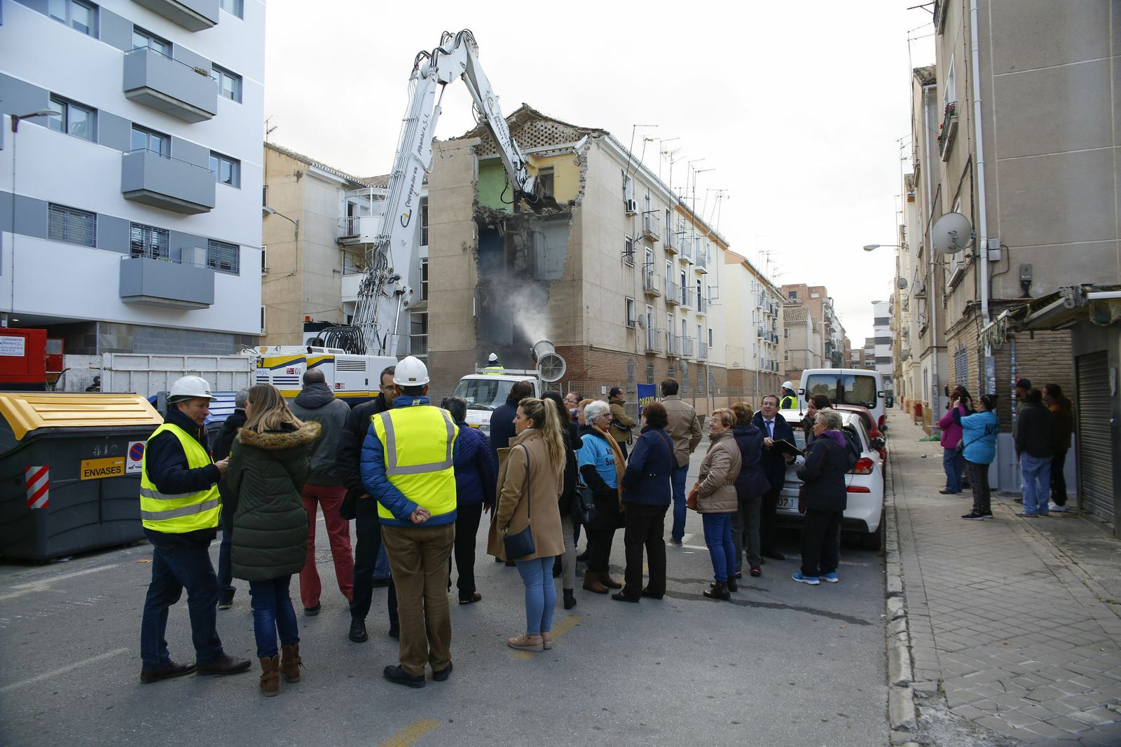 Vecinos y representantes políticos, durante el derribo de un bloque entre Santa Adela y Viriato