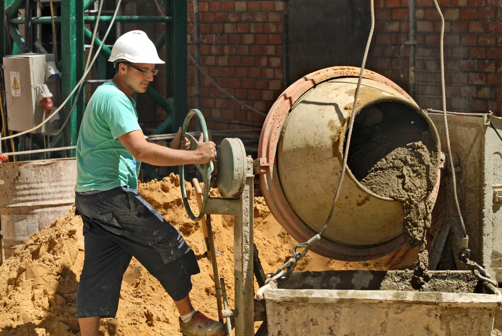 Un operario de la construcción trabaja en una obra