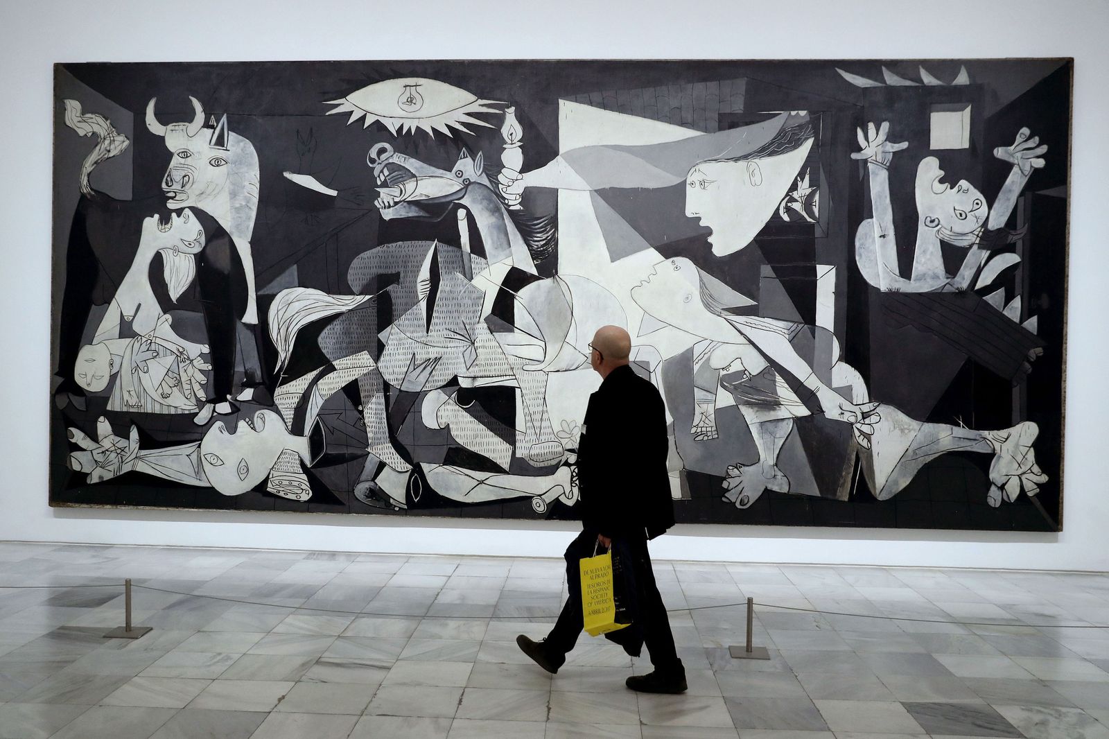 1. El 'Guernica' (1937), expuesto en el Museo Reina Sofía de Madrid. 2. Una pieza de la serie 'Femmes d'Alger' (1954-1955). 3. La litografía 'La guerra' (1954). 4. 'Habitación azul' (1901). 5. El profesor de la Universidad de Nueva York Pepe Karmel, presidente del comité científico del congreso, en una visita anterior al Museo Picasso. 6. El catedrático de la Historia del Arte de la Universidad de Málaga Eugenio Carmona. 7. De la serie de grabados 'Sueño y mentira de Franco' (1937).