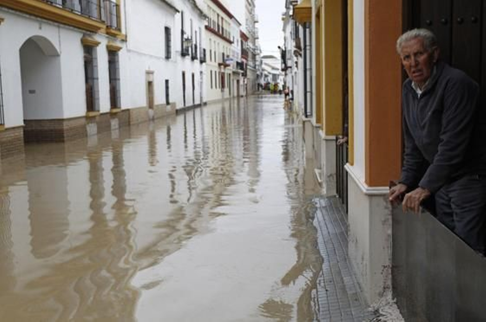 Un vecino contempla las calles del municipio completamente inundadas por tercera vez.

Foto: Antonio Pizarro
