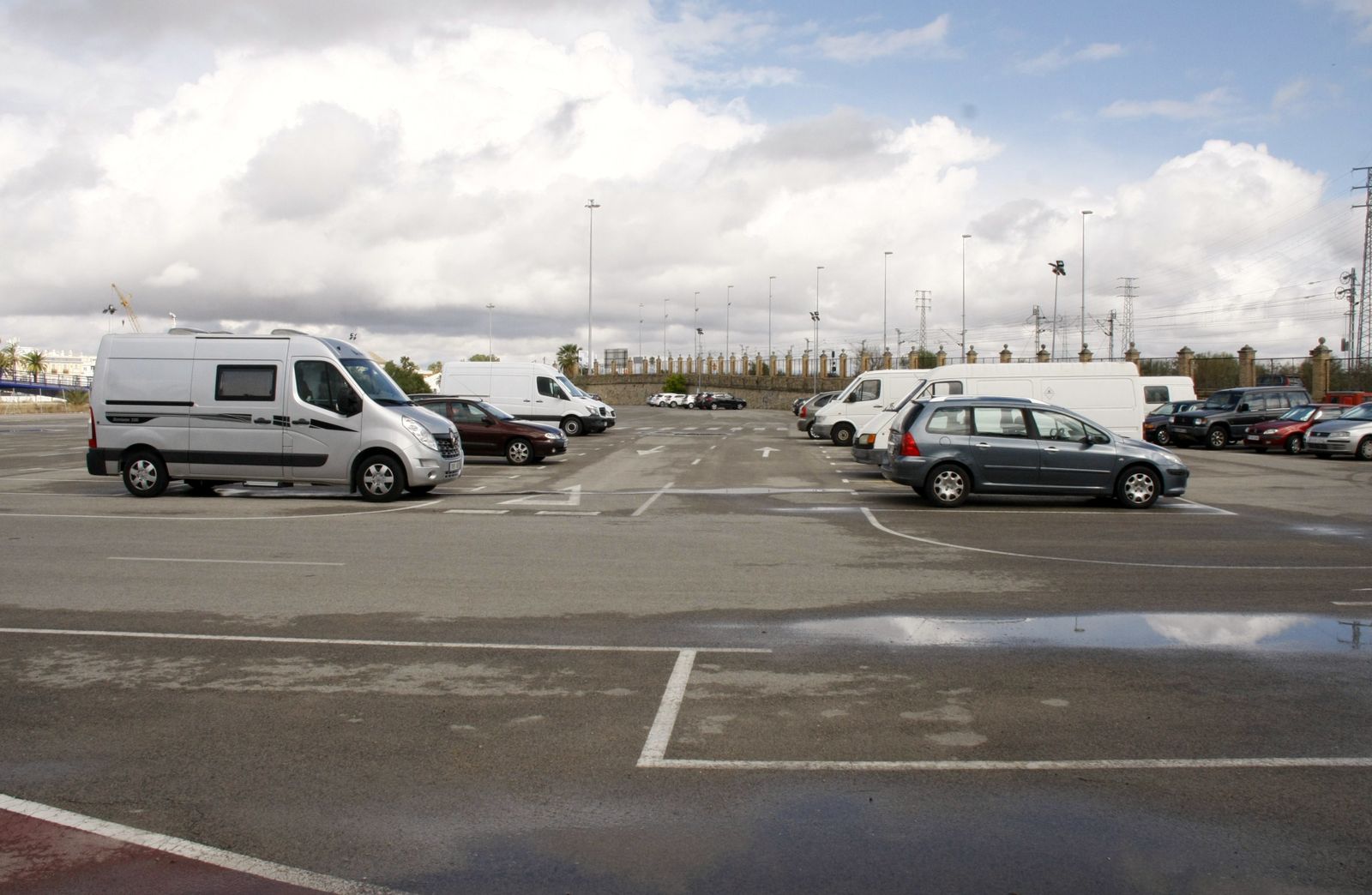 Una imagen del parking de la Pasarela, donde hoy están prohibidas las autocaravanas.