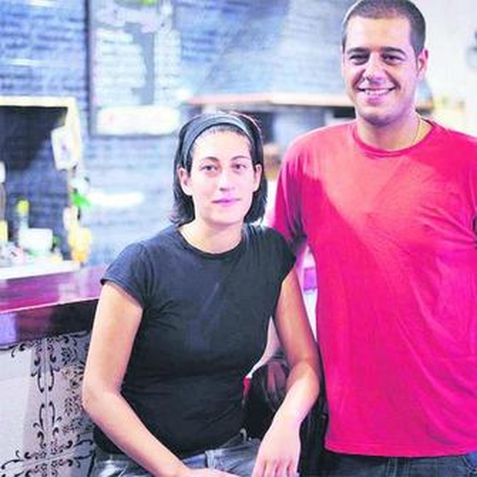 Isis y Juan Manuel, en su bar El Sotanillo.