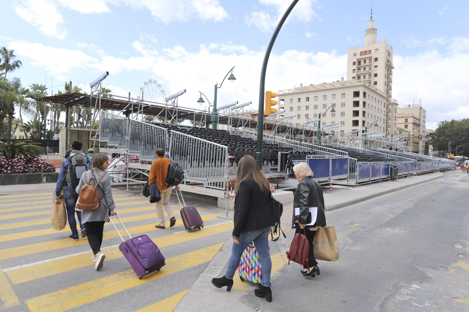 Preparación de la tribuna de Semana Santa en una edición anterior.