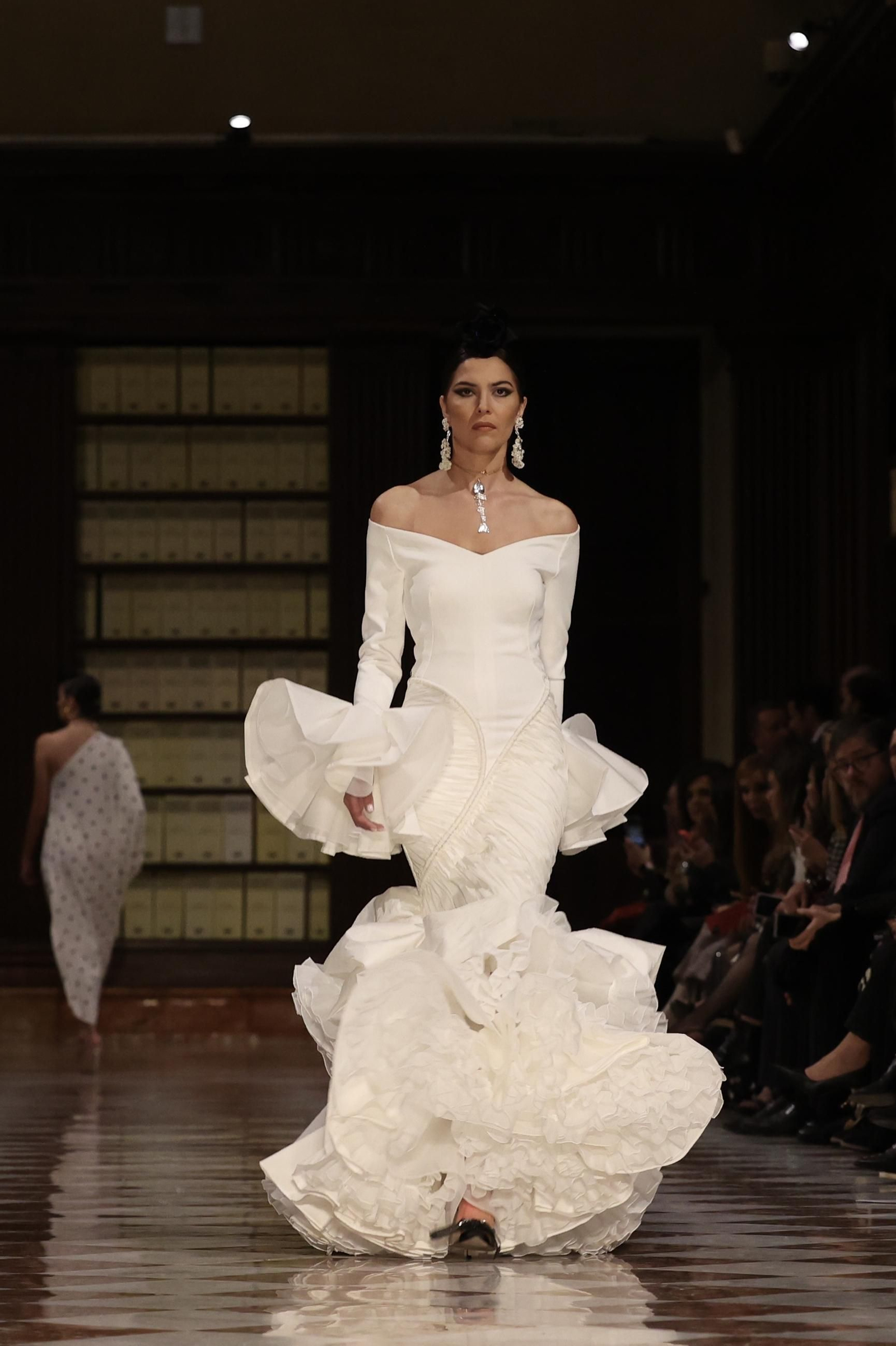 Desfile de Juana Martín en el Archivo de Indias de Sevilla
