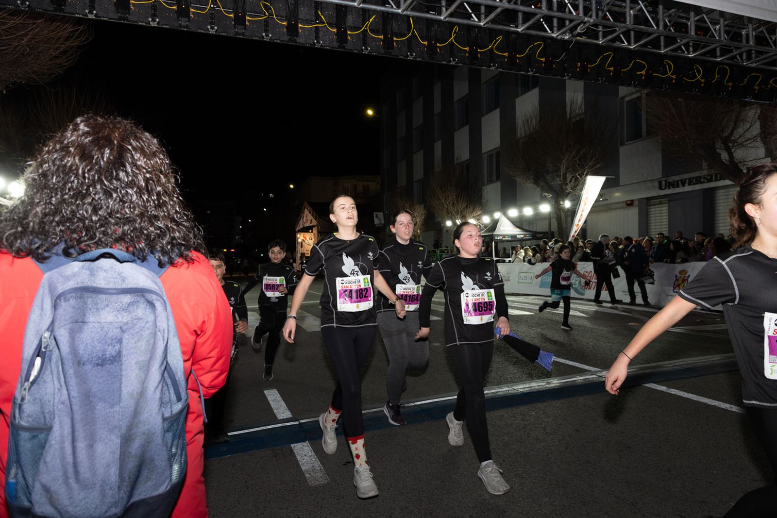 En imágenes: 2.000 atletas brillan con luz propia en la infantil de la Carrera de San Antón 2026