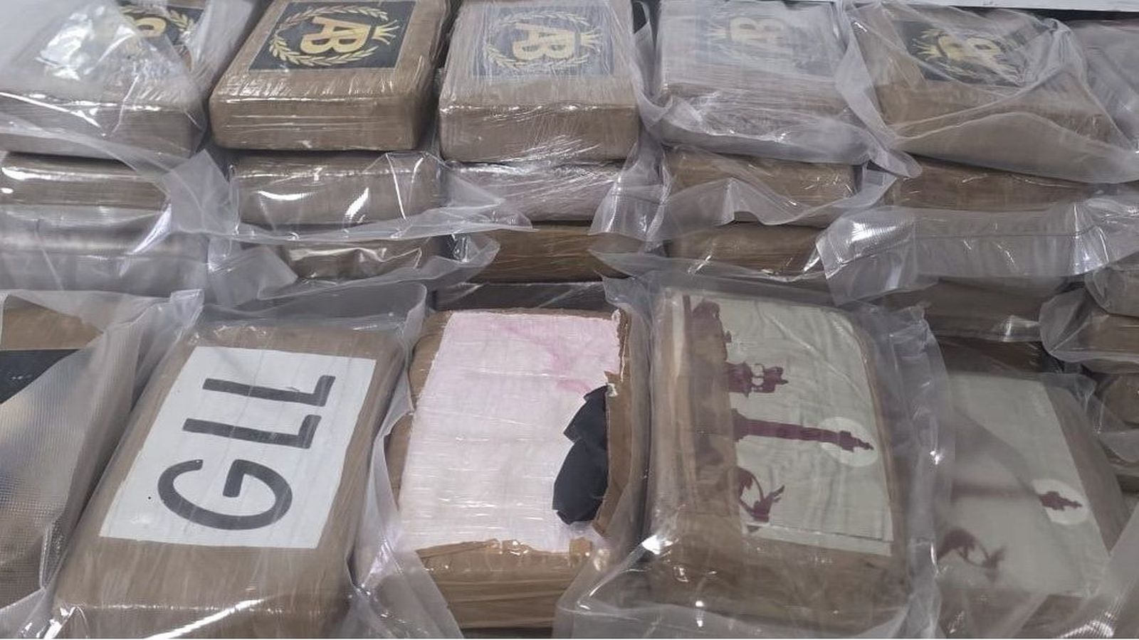 Paquetes de cocaína intervenidos en el Puerto de Algeciras durante la operación contra tres sospechosos que llegaron en una moto de agua.