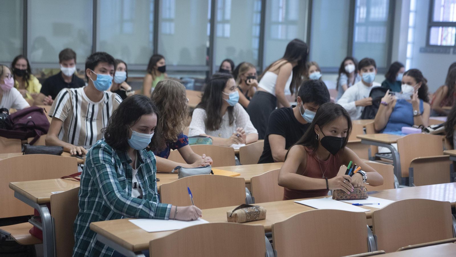 Los alumnos están distanciados por un pupitre en el aula.