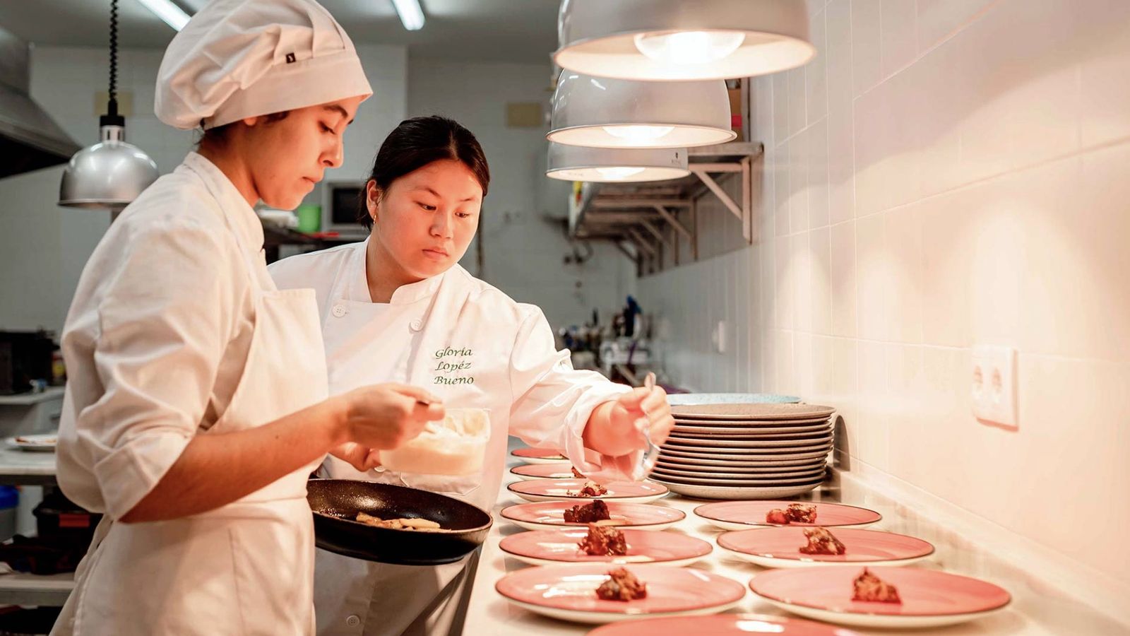 Gloria López, en la cocina del Restaurante Lopi's