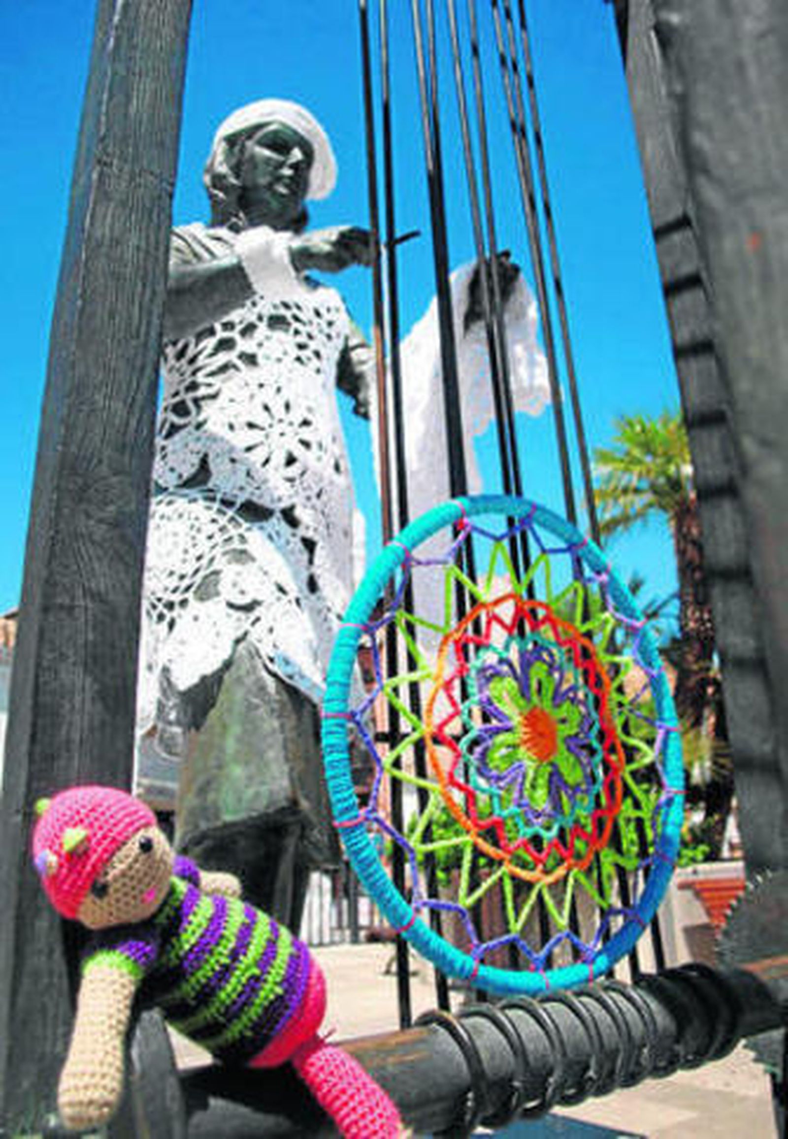 La estatua de La Telara de la Zubia con el vestido tejido para ella.