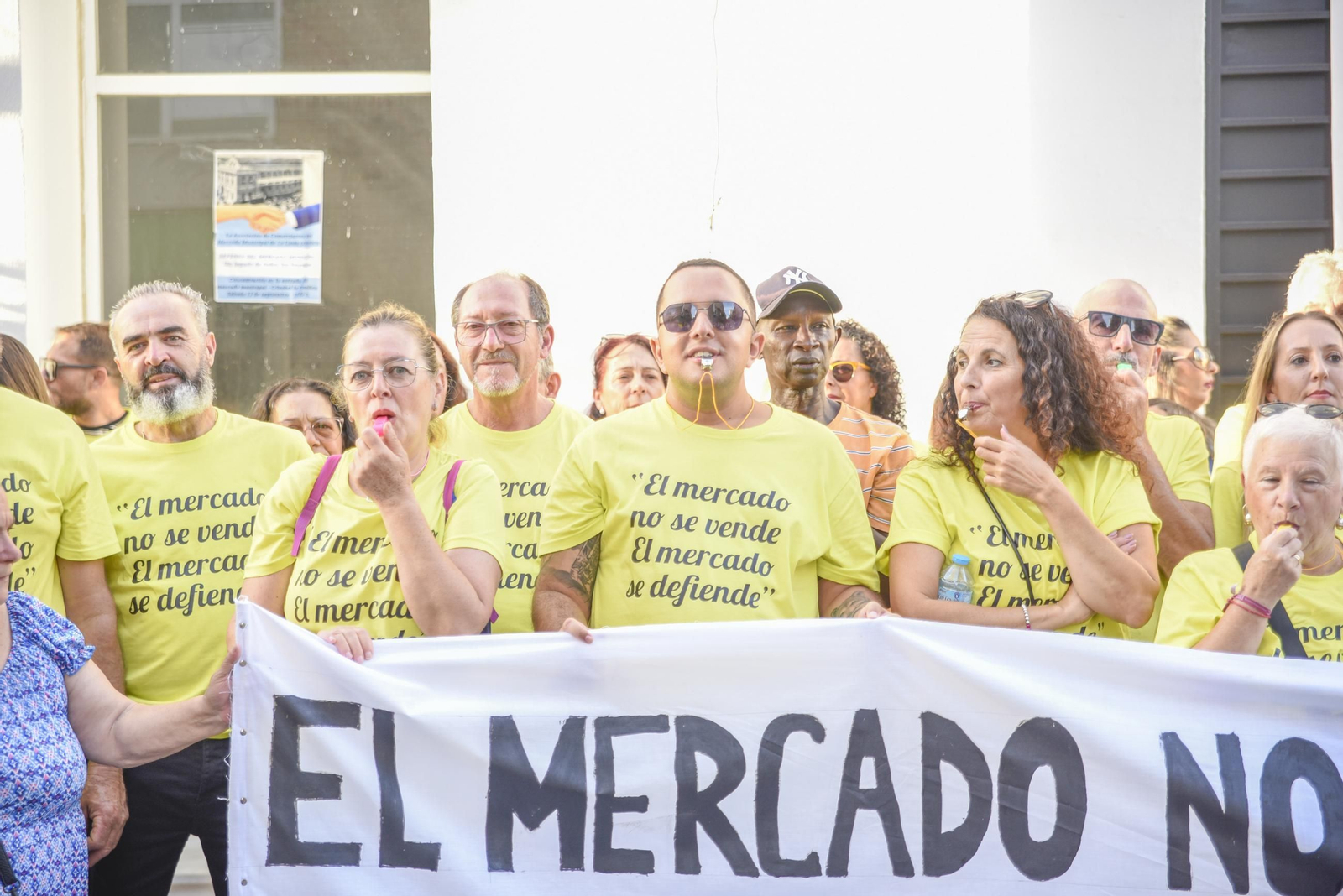 Las fotos de la protesta de los comerciantes de La Línea por la gestión del mercado municipal