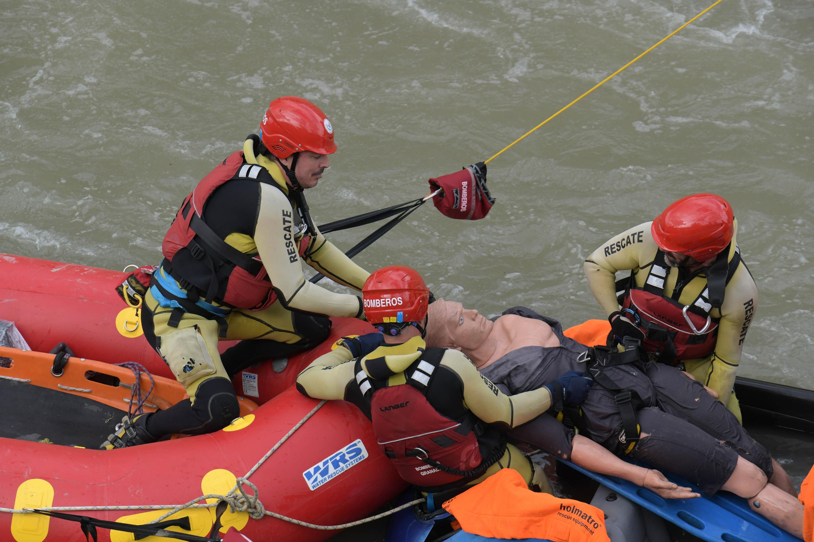 Fotos: Las mejores imágenes del simulacro de rescate de un coche accidentado en el río Genil de Granada
