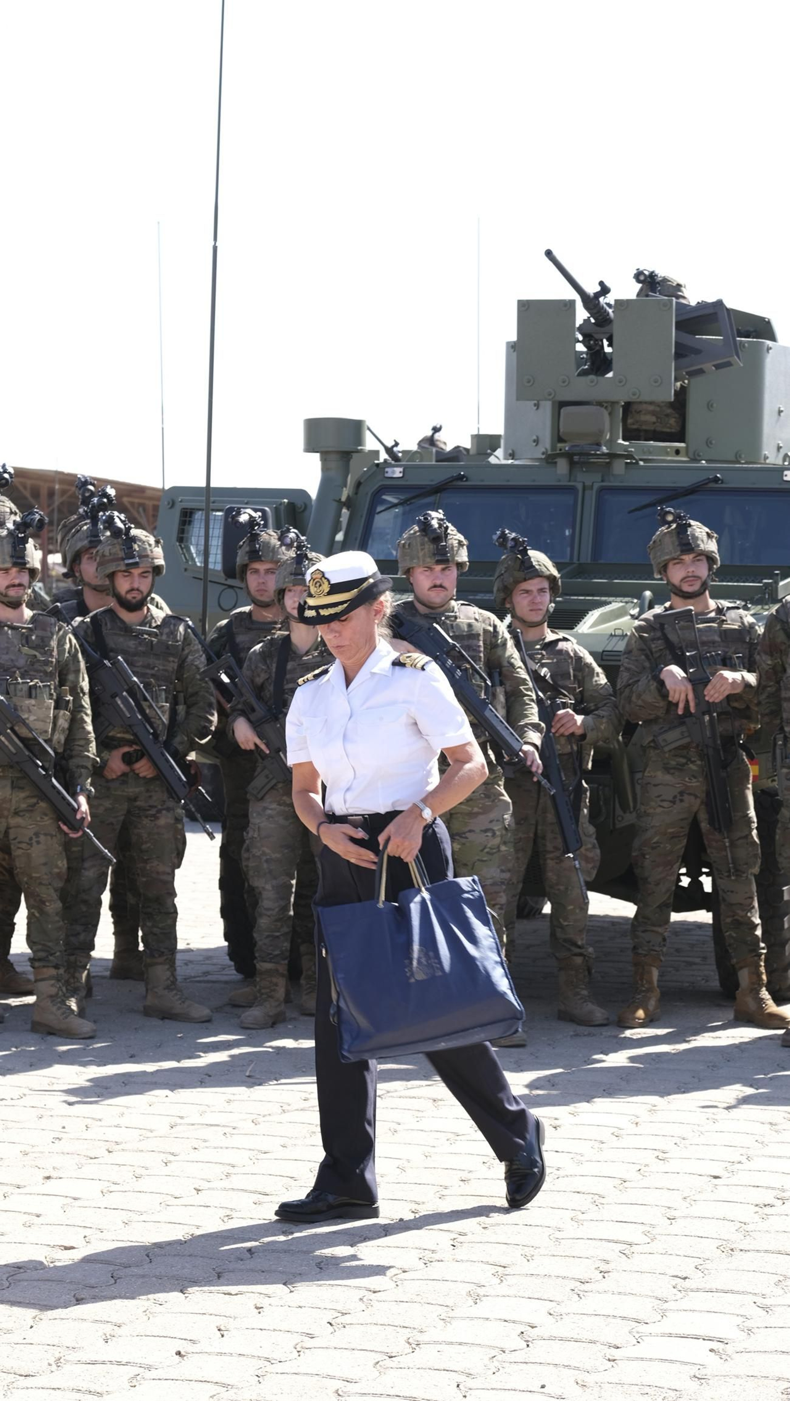 La Ministra de Defensa, Margarita Robles, visita la Base de La Legión en Viator, en imágenes