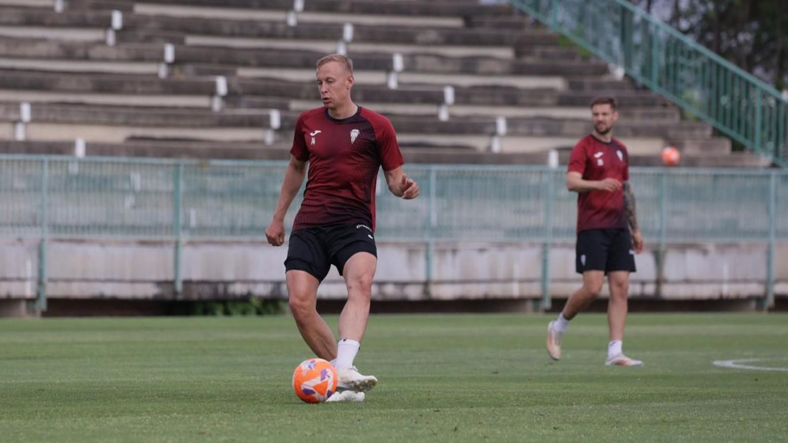 Obolskii golpea el balón en el entrenamiento del Córdoba CF de este jueves.
