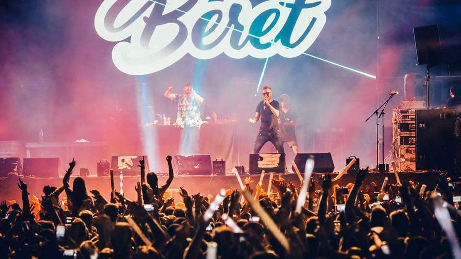 Música electrónica y botellas de agua en Estepona.