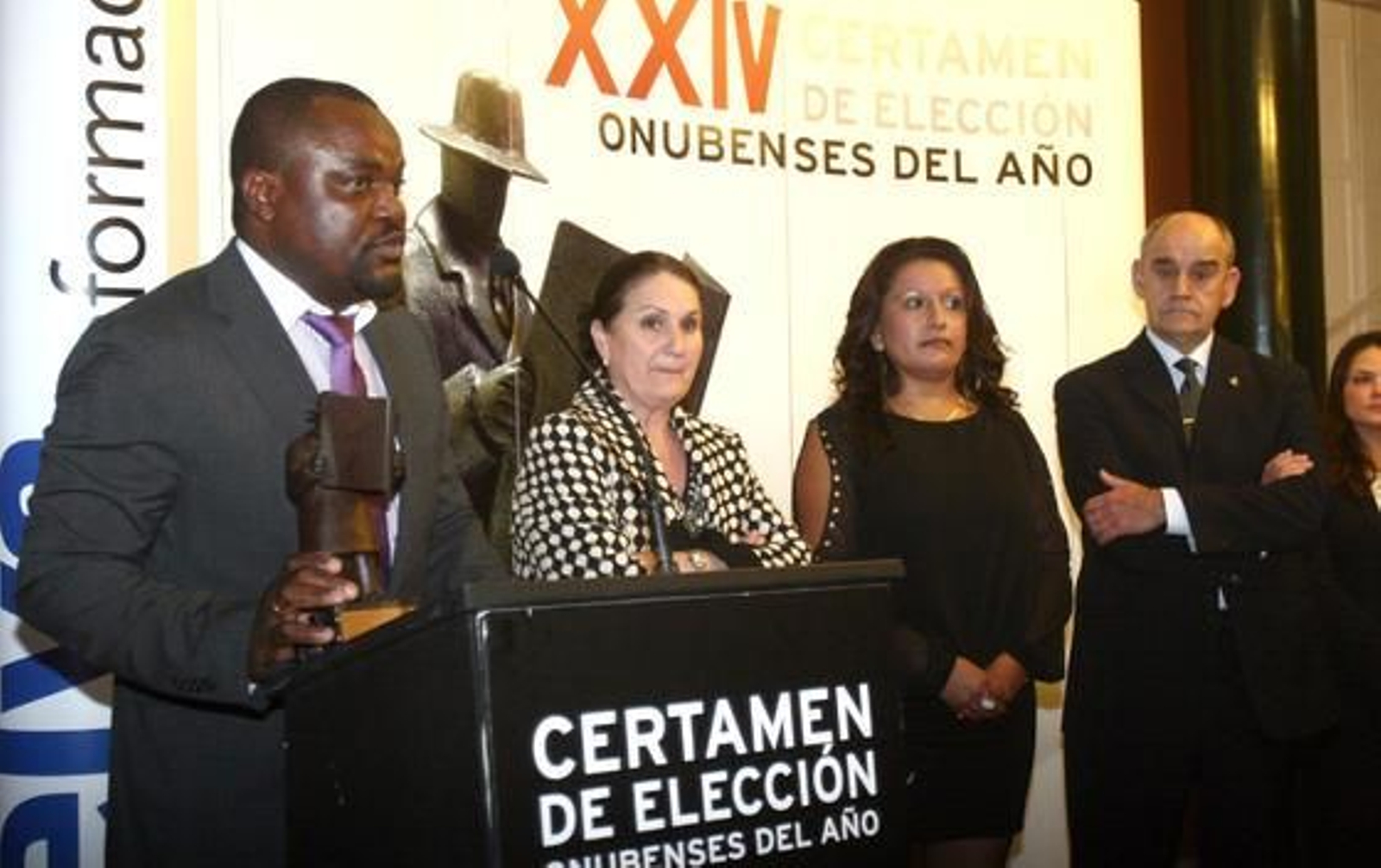 El delegado en Huelva de Fecons, Marius Assoua, recibió la estatuilla del director del Puerto de Huelva, Pedro García. Assoua aprovechó la ocasión para reivindicar la cooperación con proyectos solidarios como el comedor social que tienen en Lepe y Cartaya, que da de comer diariamente a casi 300 personas: "Abrirlo es fácil. Lo difícil es el día a día"

Foto: Josue Correa