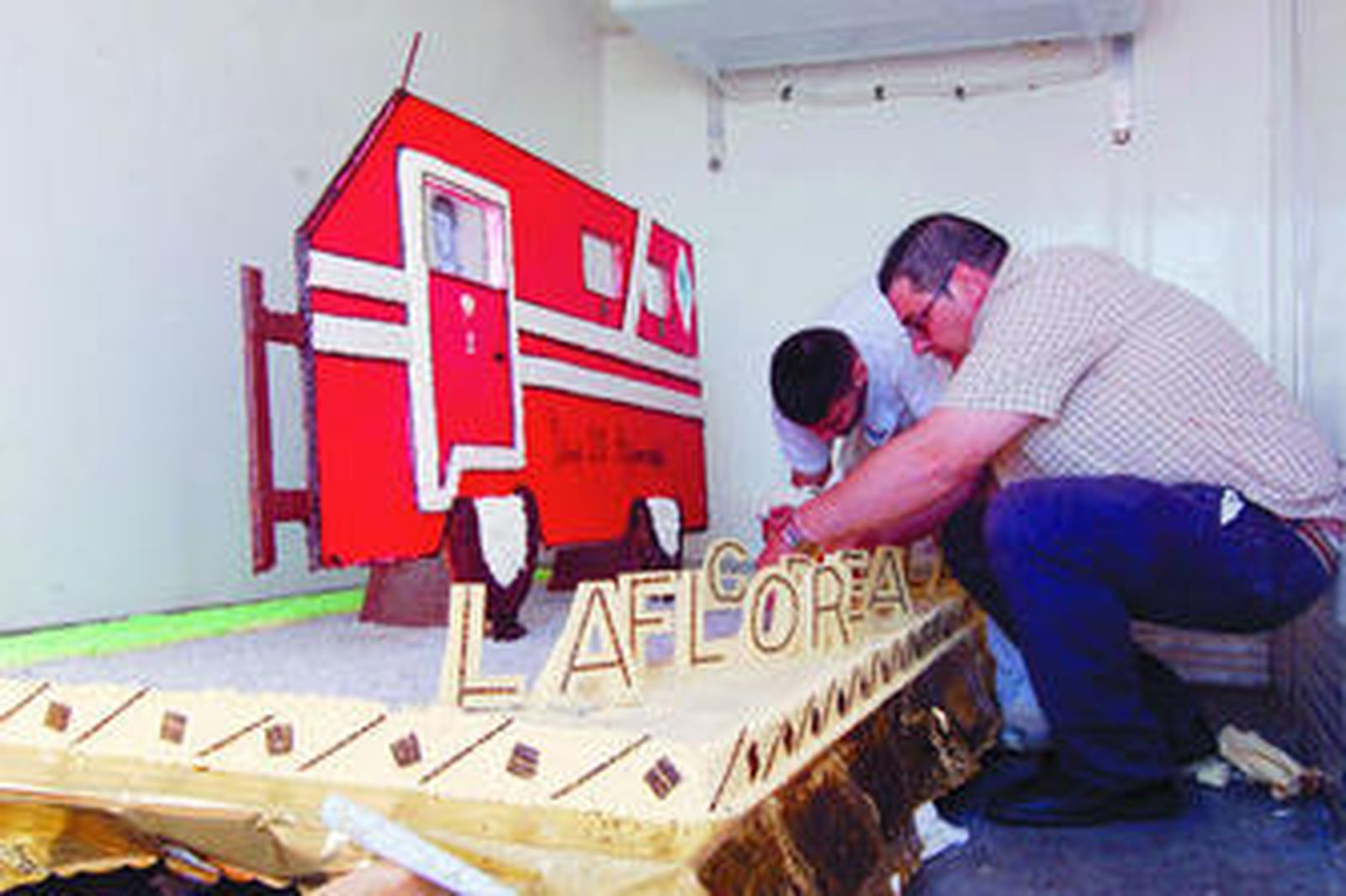 El obrador ayamontino La Flor de la Canela, de Rafael Sugrañes, elaboró una tarta de más de 100 kilos para la peculiar ocasión