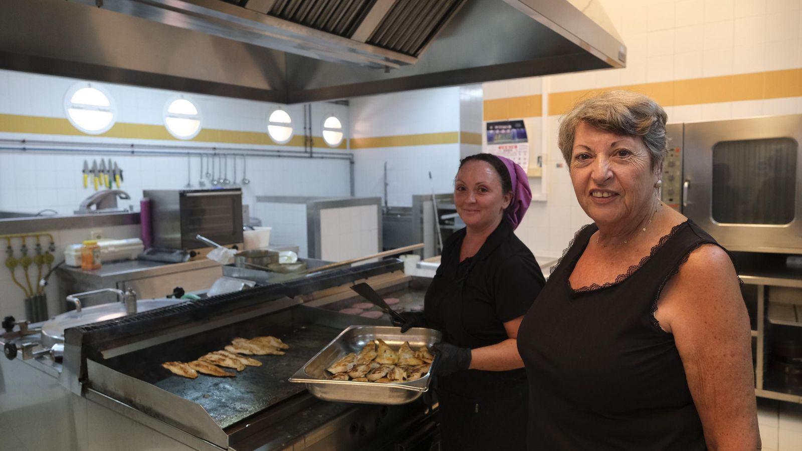 Lola con Delia, una de las actuales cocineras del comedor de la UAL.