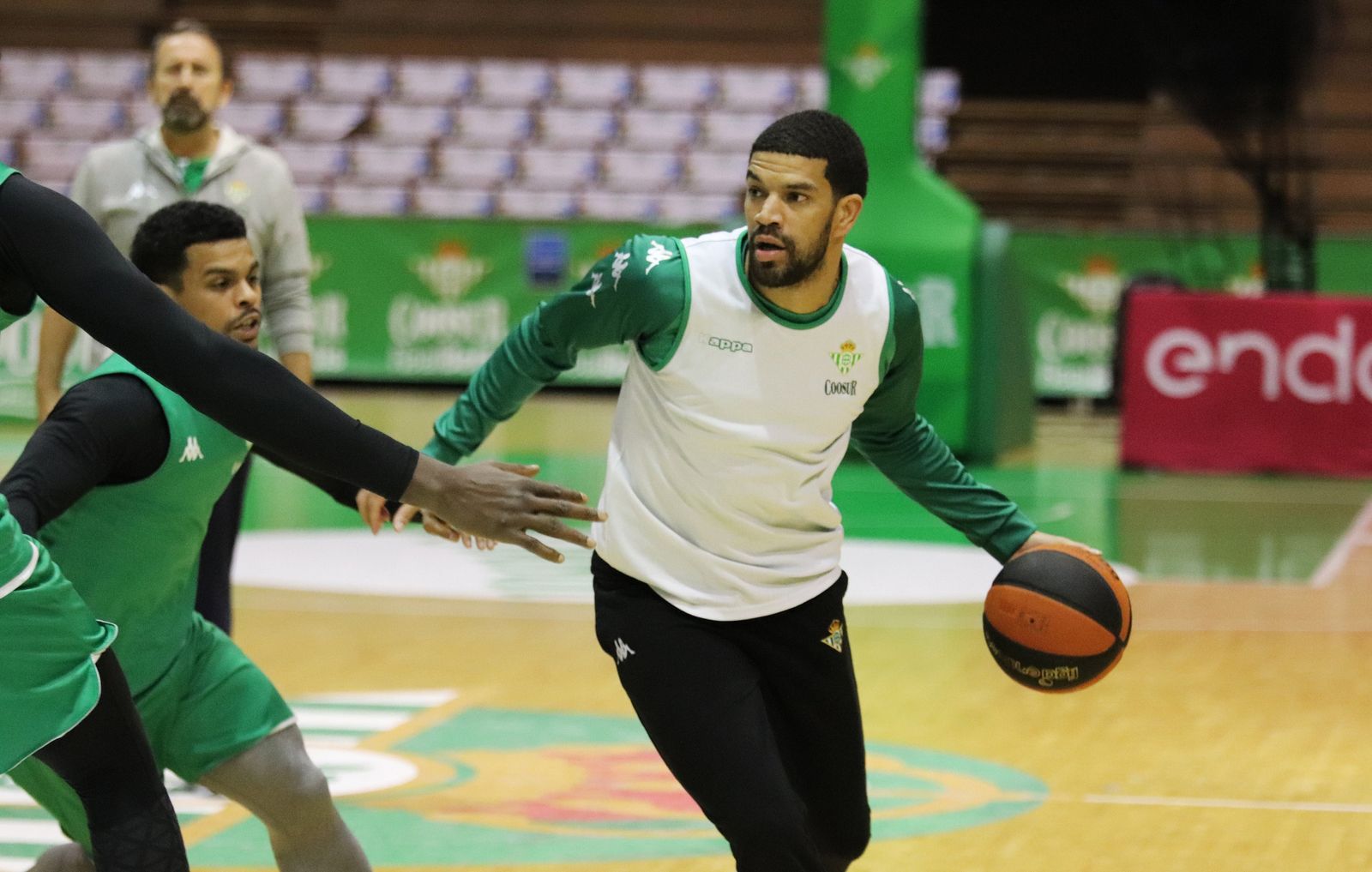 Feldeine bota el balón en un entrenamiento ante TJ Campbell.
