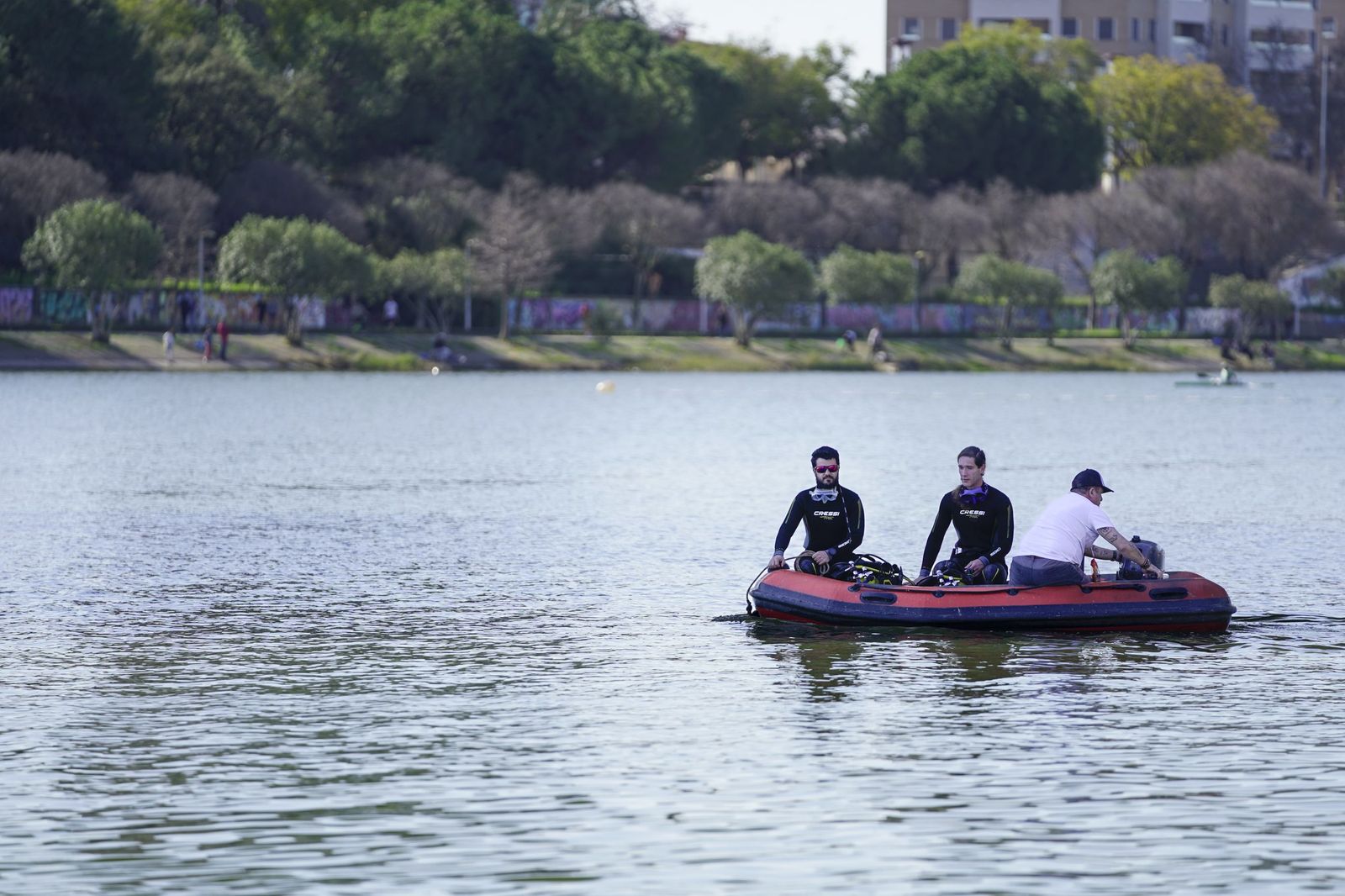 La limpieza solidaria del Guadalquivir en el Centro Náutico del Alamillo, todas las fotos