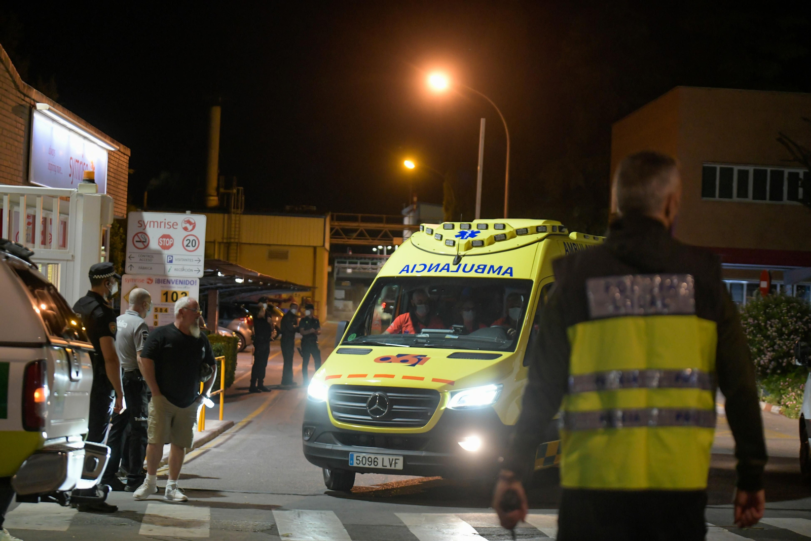 La deflagración registrada en una fábrica de perfumes de Armilla, en imágenes