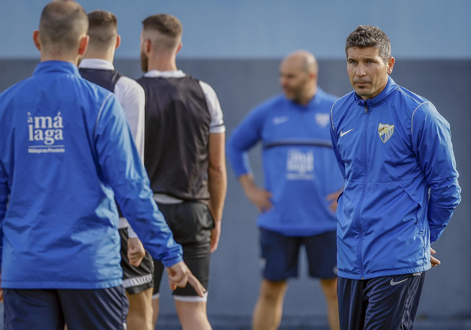 Funes, de cara, y Bravo, al fondo, dirigen su primera sesión con el primer equipo.