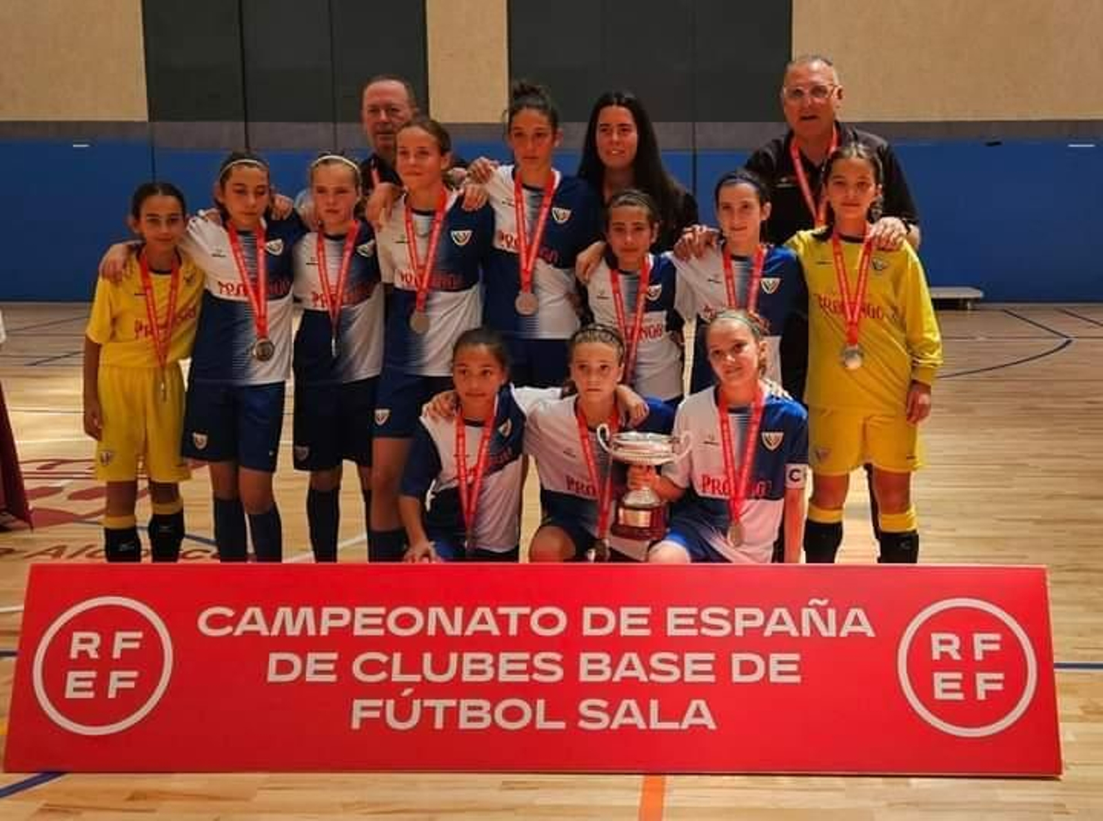 Las jugadoras del conjunto arlequinado posan con las medallas y el título de subcampeón.