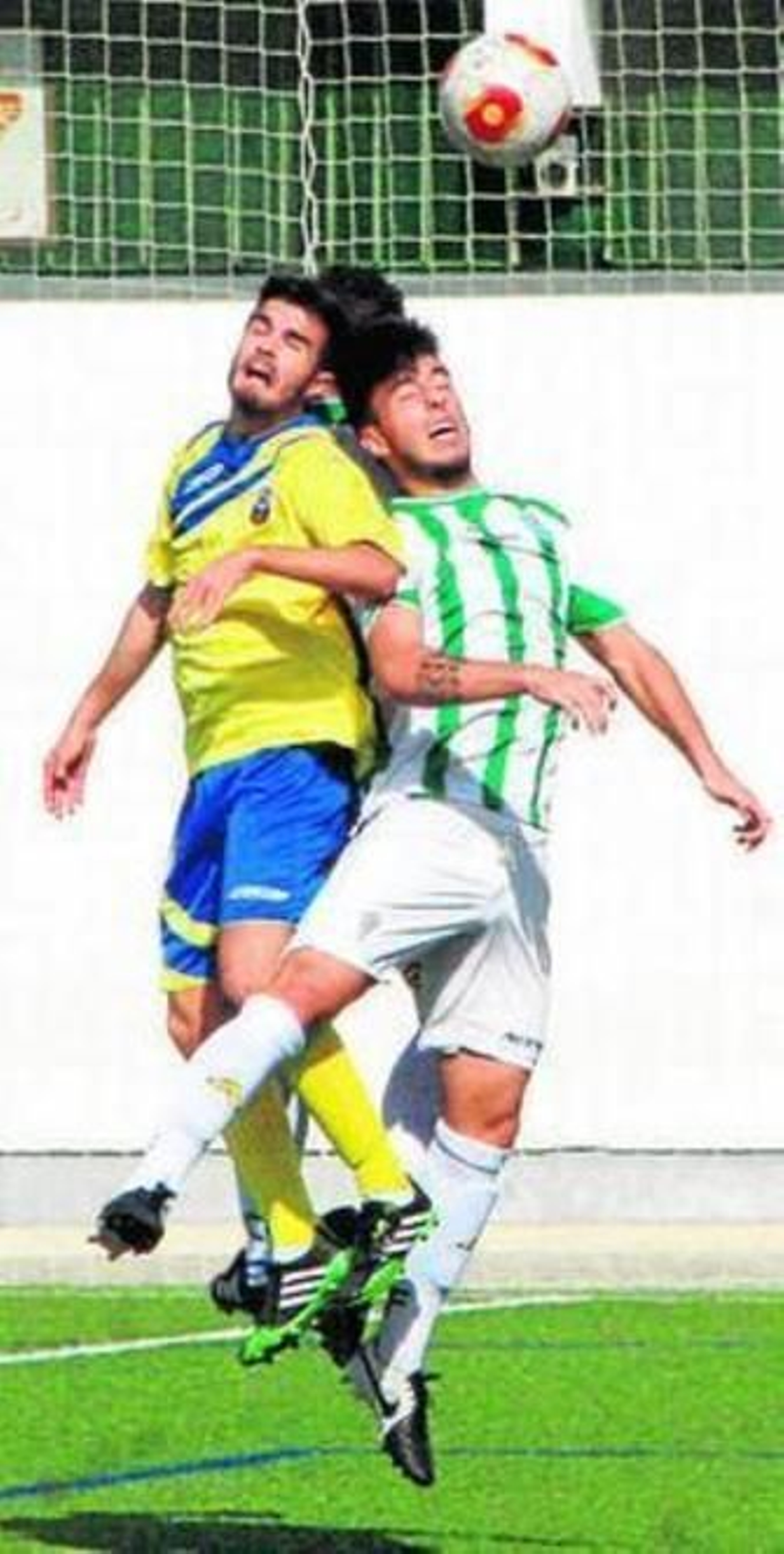 Disputa de un balón aéreo.