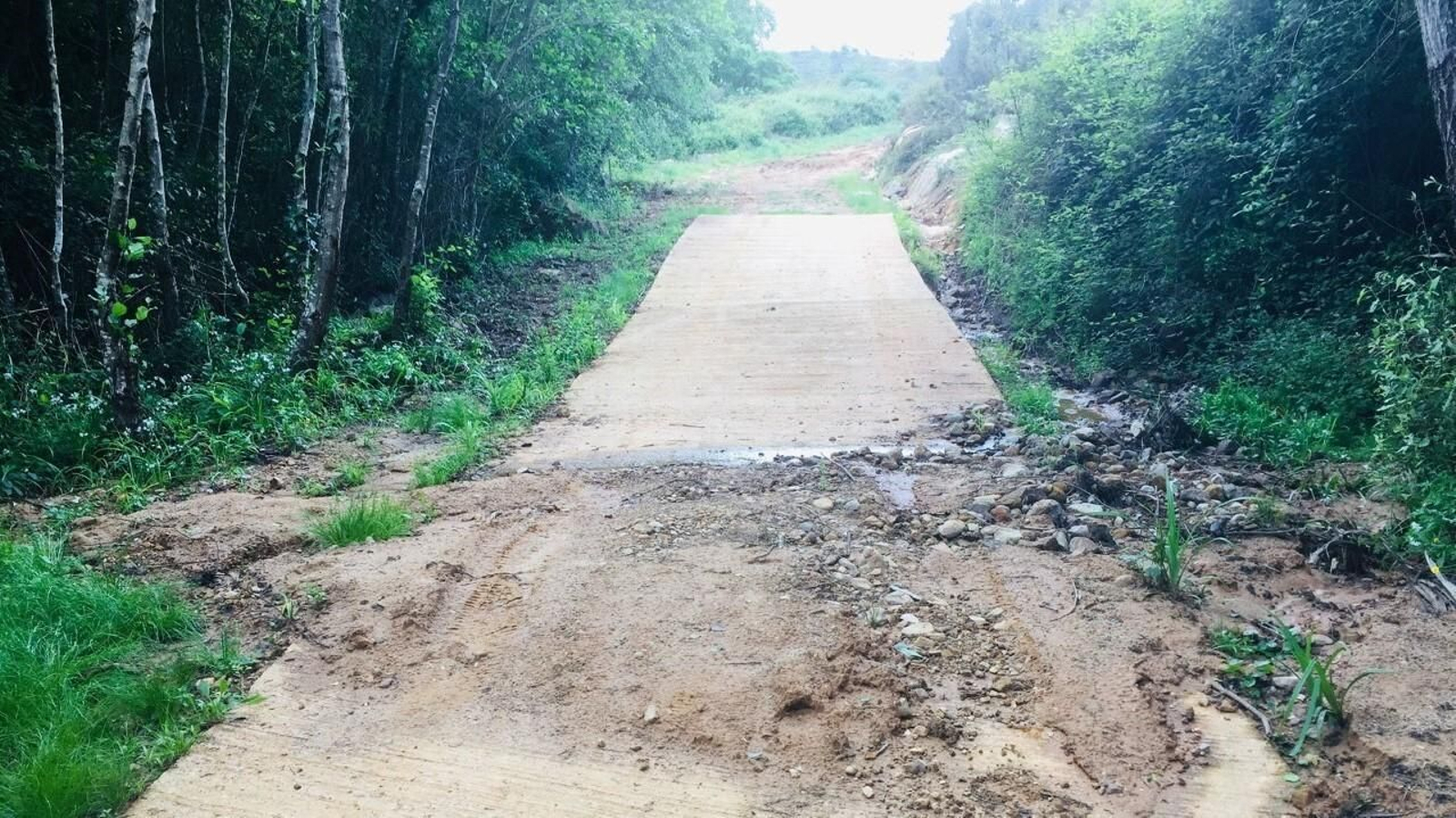 Tramo de pista de cemento en el Corredor verde Dos Bahías.