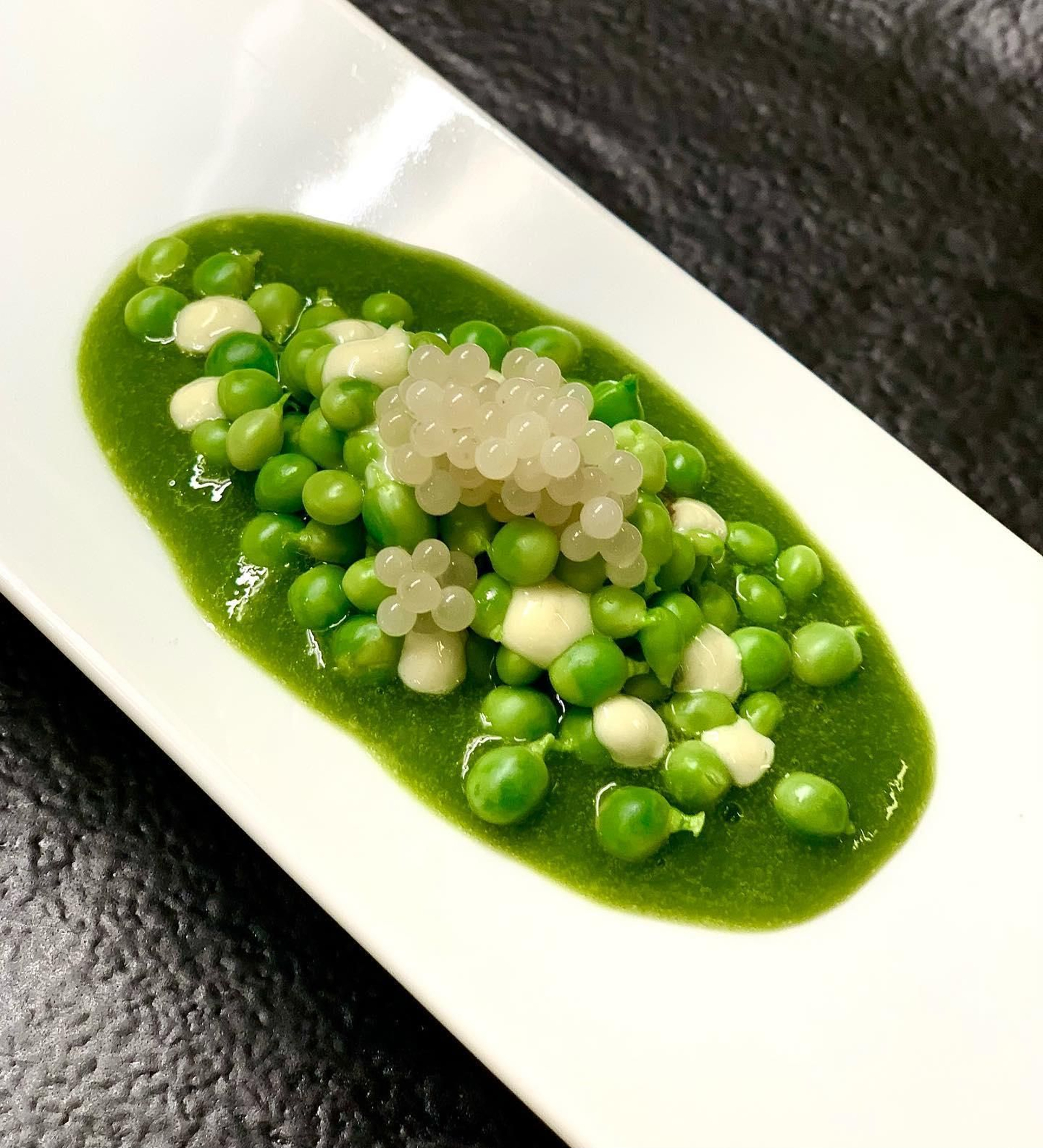 Guisante del maresme con mayonesa de ostras y huevas de caracol