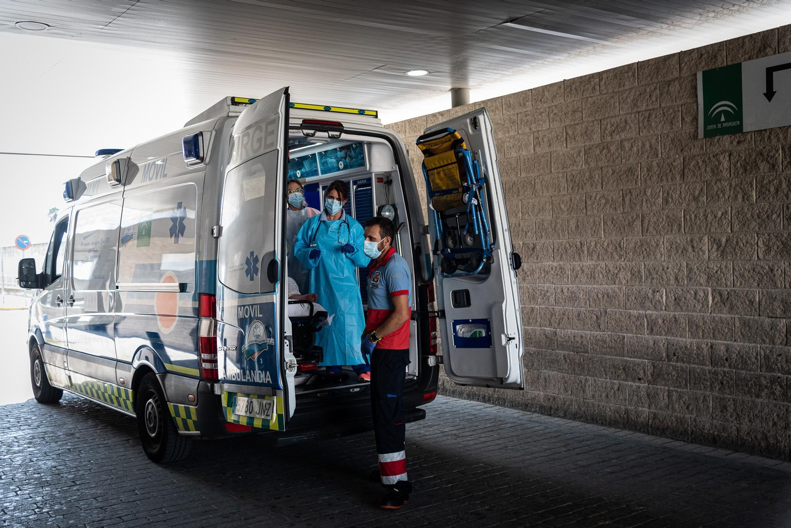 Una ambulancia en el servicio de urgencias del Juan Ramón Jiménez.