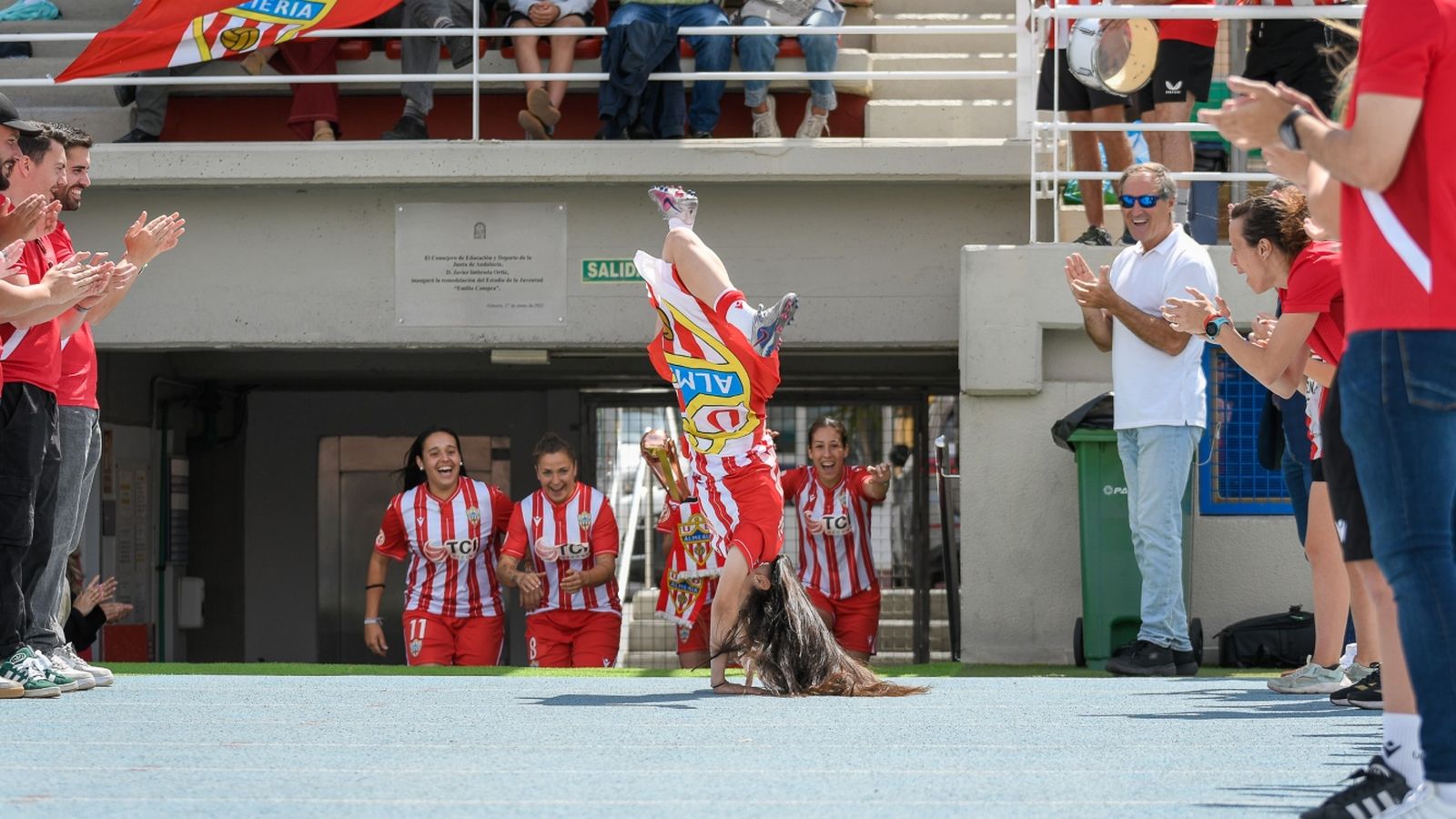 La intrahistoria de la gran fiesta del Almería por el ascenso a Segunda ...