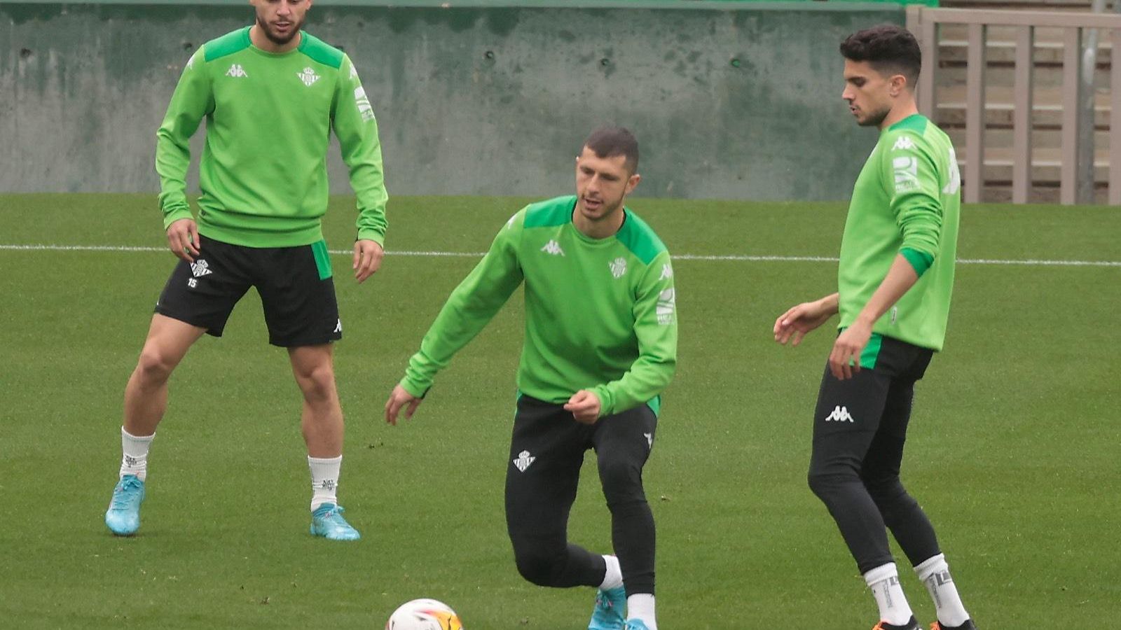 Guido Rodríguez, junto a Álex Moreno y Bartra.