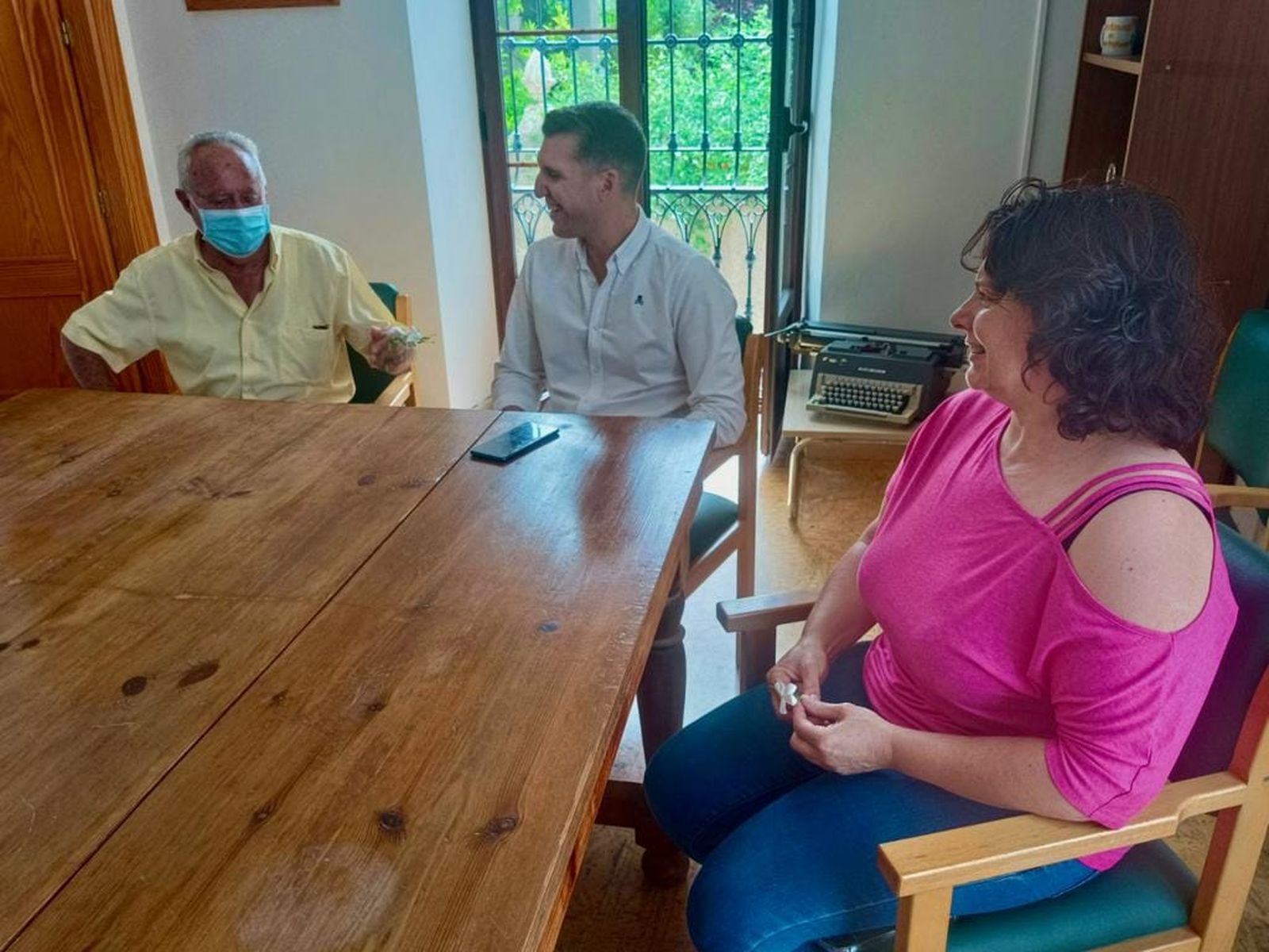 Rafael, primero por la izquierda, conversa con responsables municipales de Fuente Victoria en 2022.