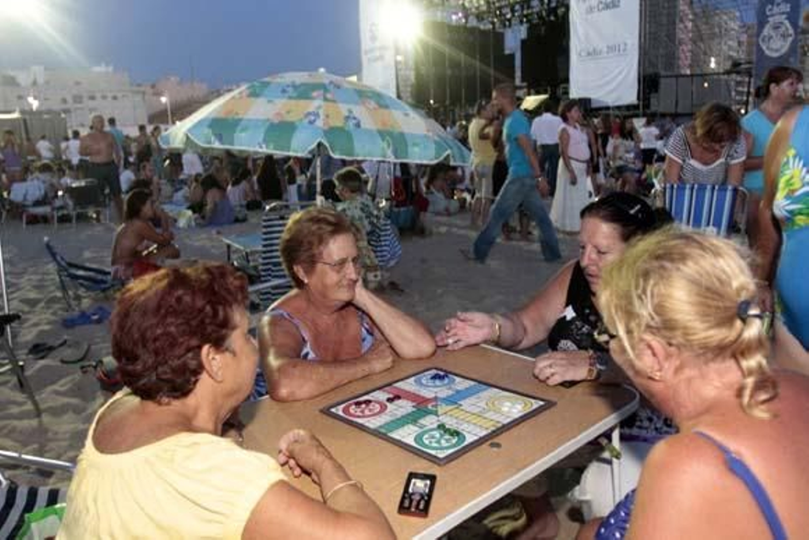 El cantante deleita a sus fans en la playa Victoria

Foto: Julio Gonzalez