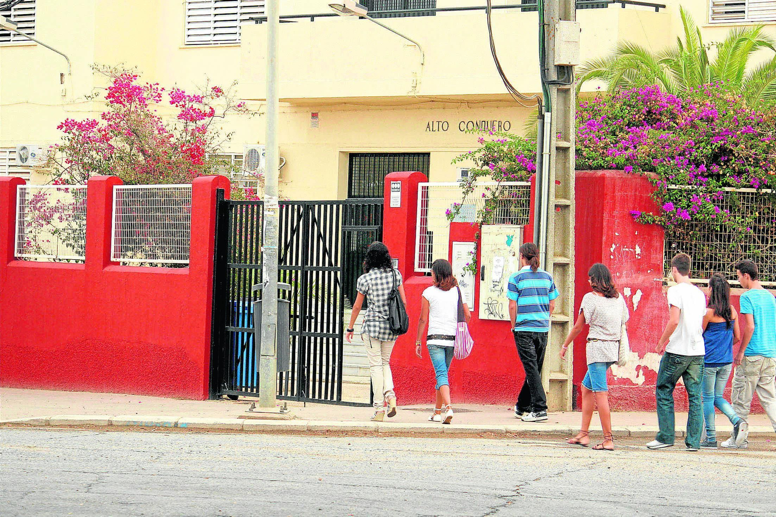 Acceso de alumnos al IES Alto Conquero, donde se imparte el Bachibac.