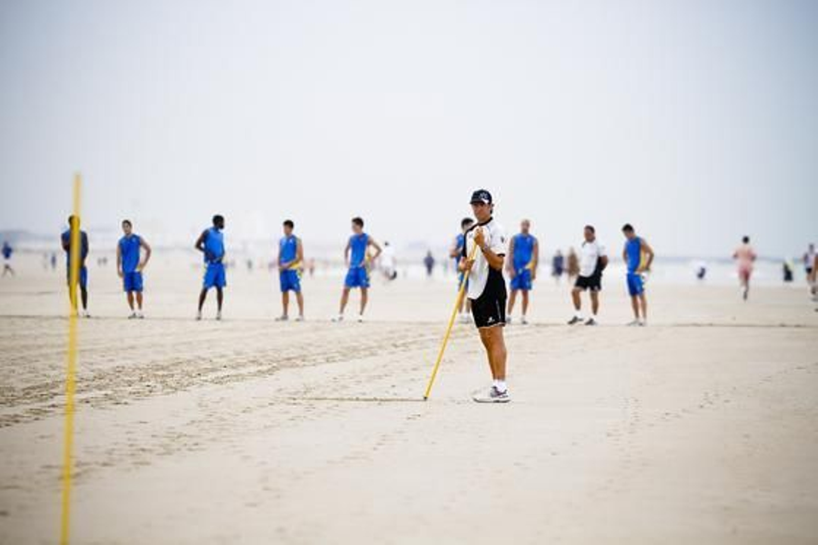 El Cádiz cambia el césped por la arena de la playa para seguir con su preparación para la temporada. 

Foto: Lourdes de Vicente