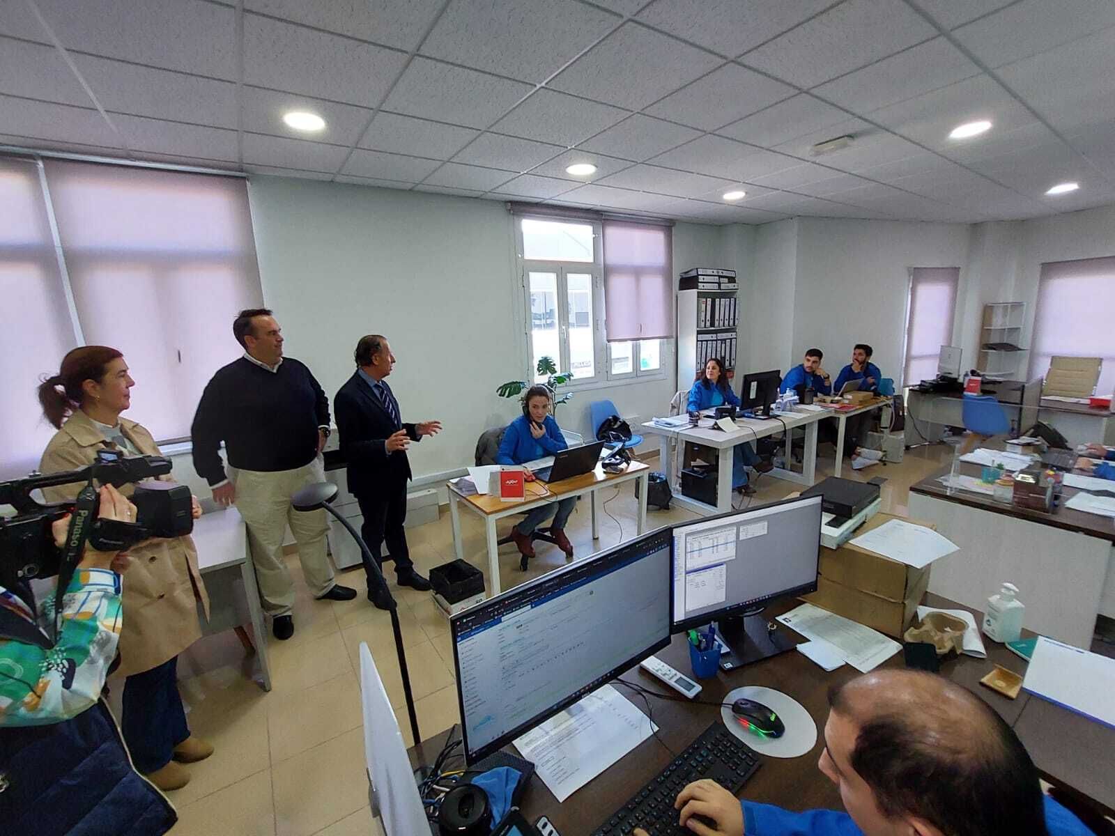 El alcalde de la ciudad, durante su visita a las instalaciones de Fibra Sancti Petri.