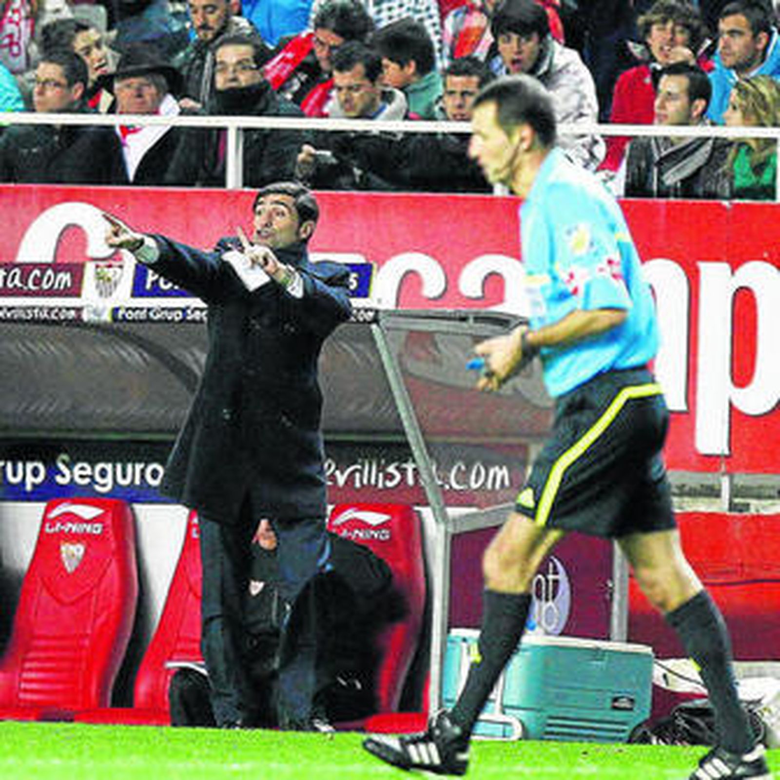 Marcelino da instrucciones a sus jugadores durante el choque de ayer.