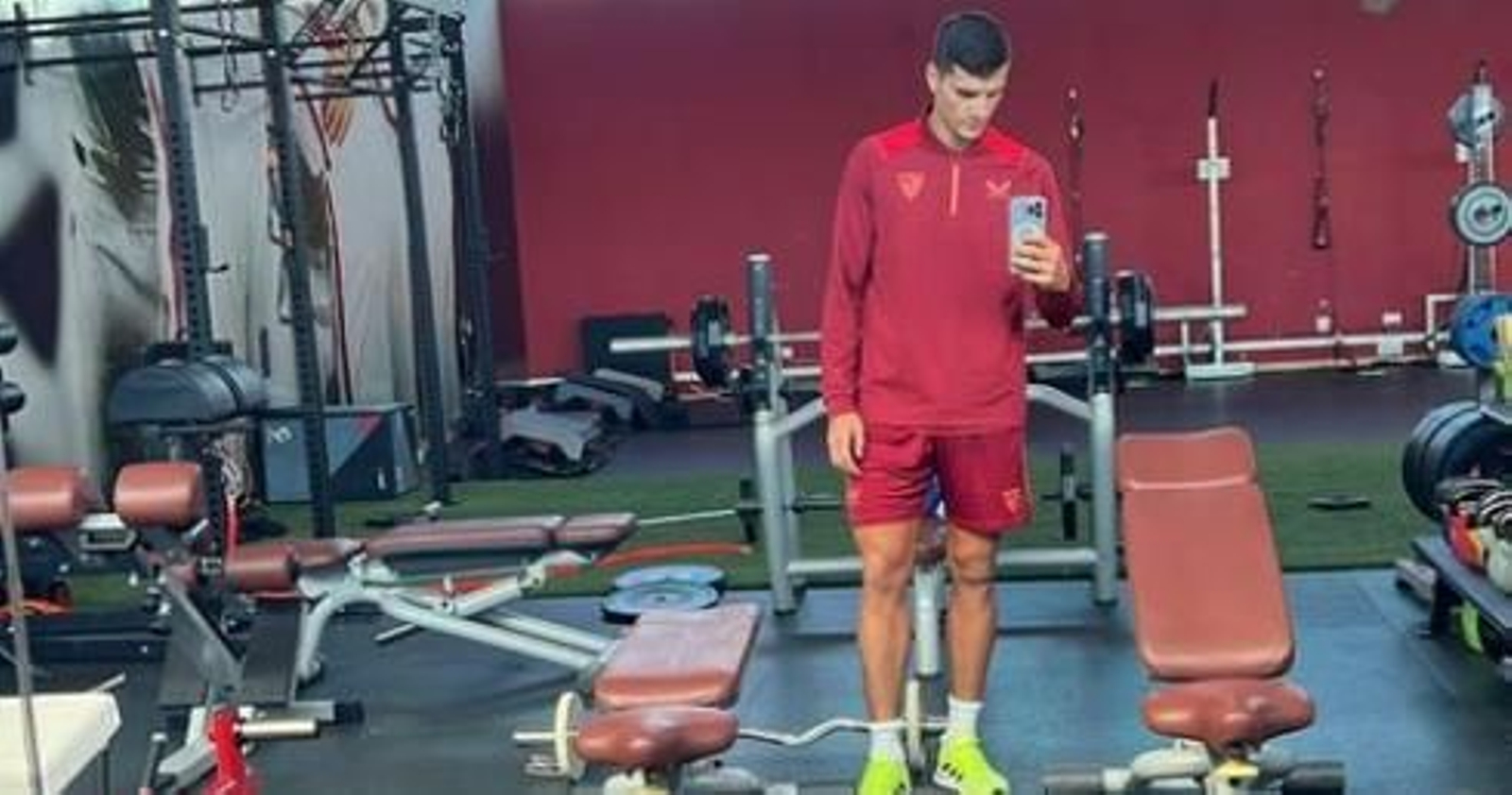 Lamela se hace un selfie mientras se ejercita en el gimnasio de la ciudad deportiva.