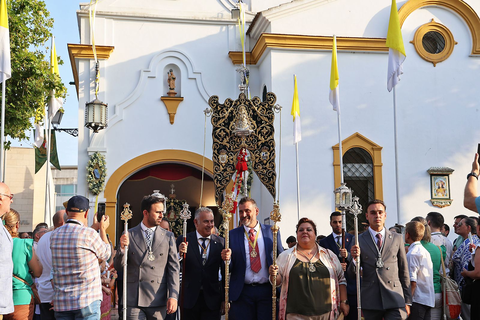 Imágenes del Rosario Jubilar rociero celebrado por las 25 hermandades filiales de la Matriz de Almonte en La Merced