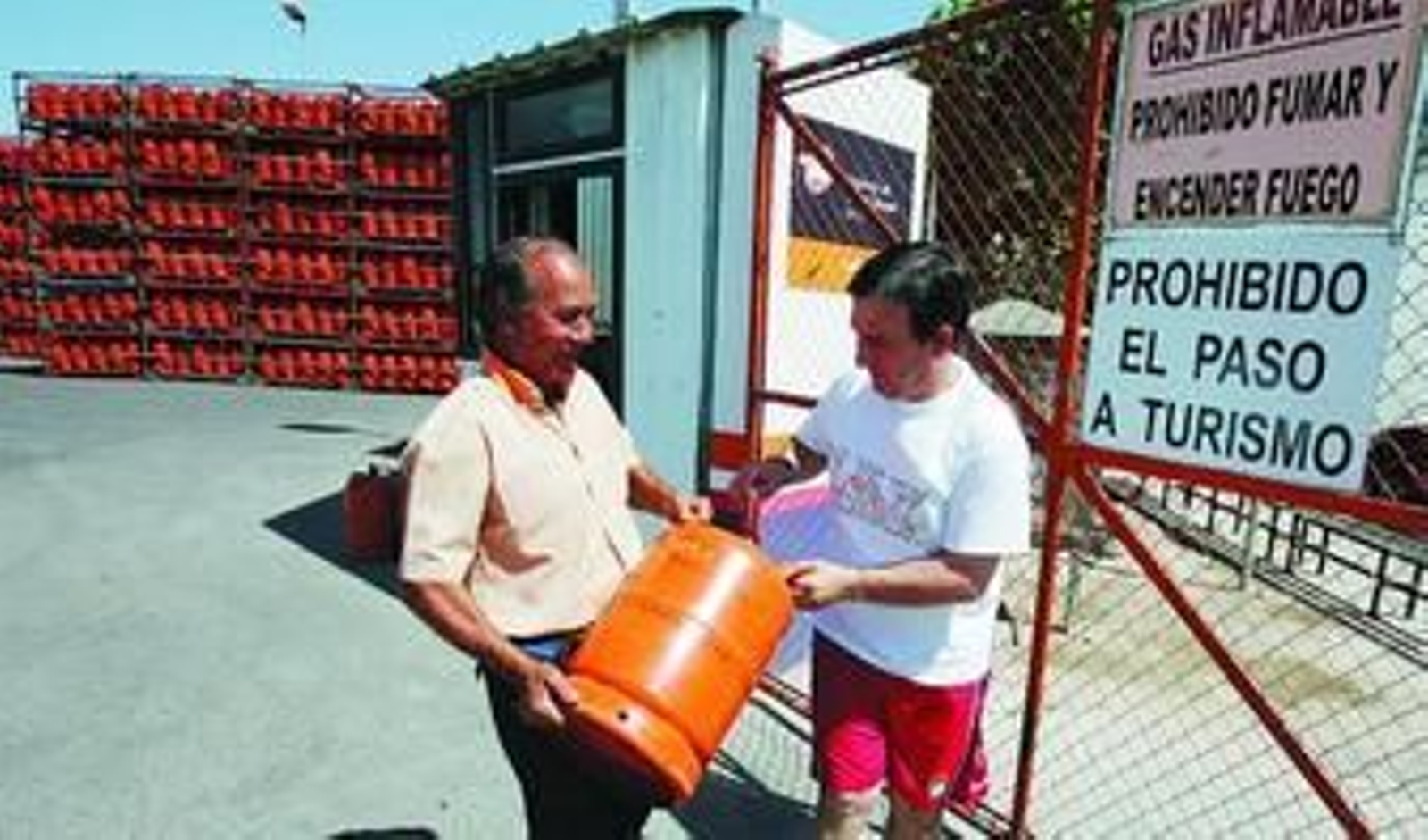 Un cliente adquiere una bombona en una de las estaciones de abastecimiento, ayer.