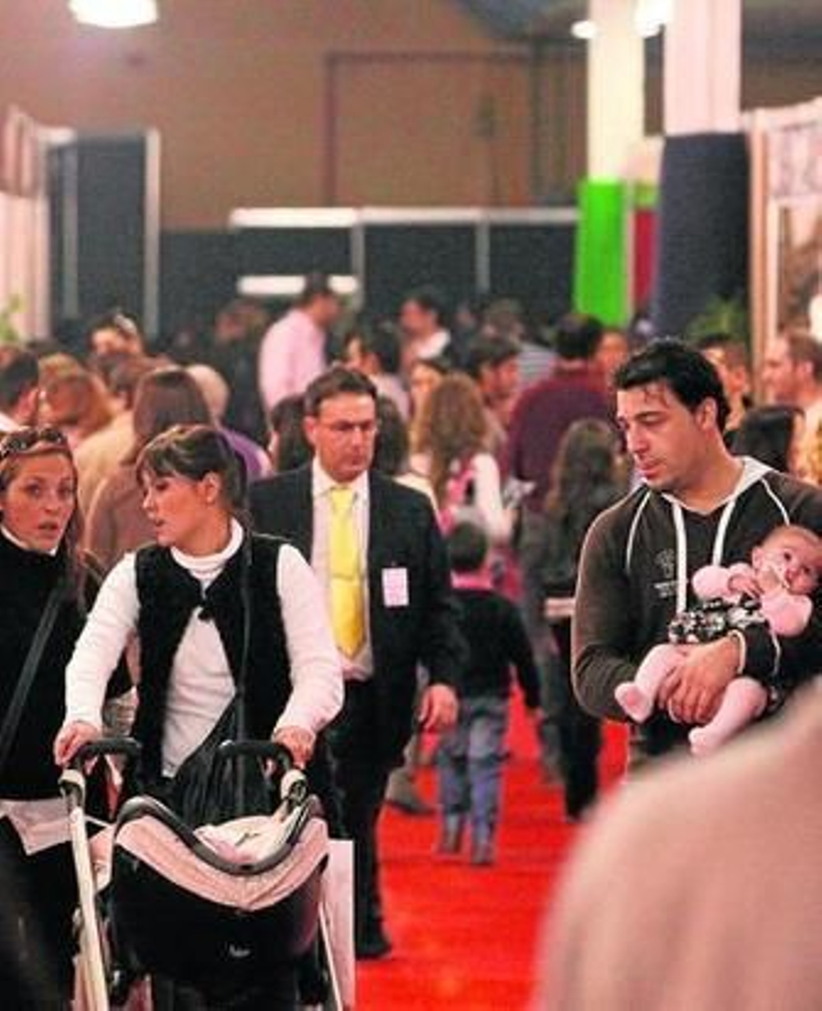 Numerosas personas pasean por una de las calles de la muestra de BodaSur.